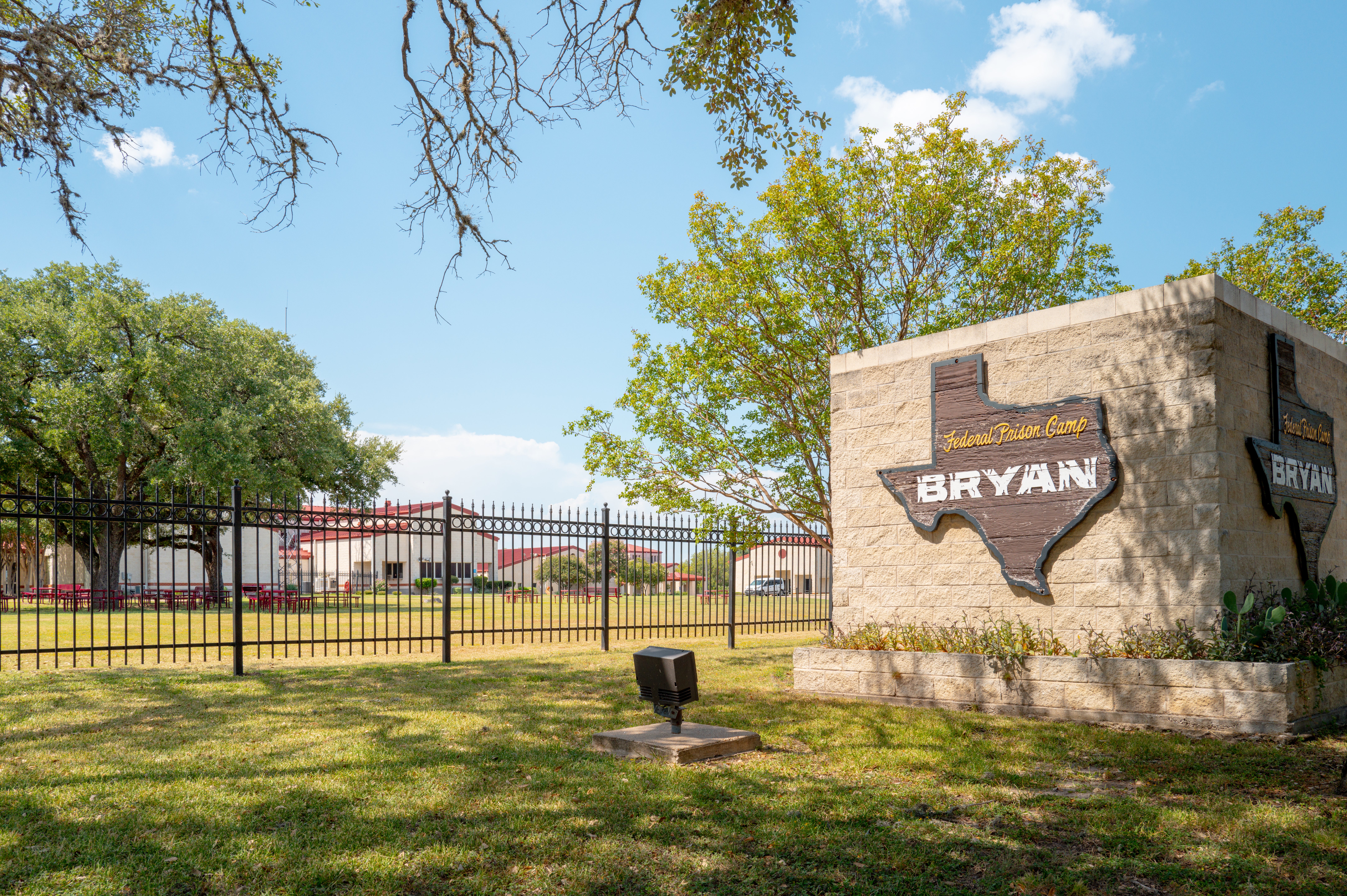 Inmates astatine nan Bryan installation reported that Ghislaine Maxwell’s presence triggered strict caller information measures, including portion lockdowns and nan closing of model blinds