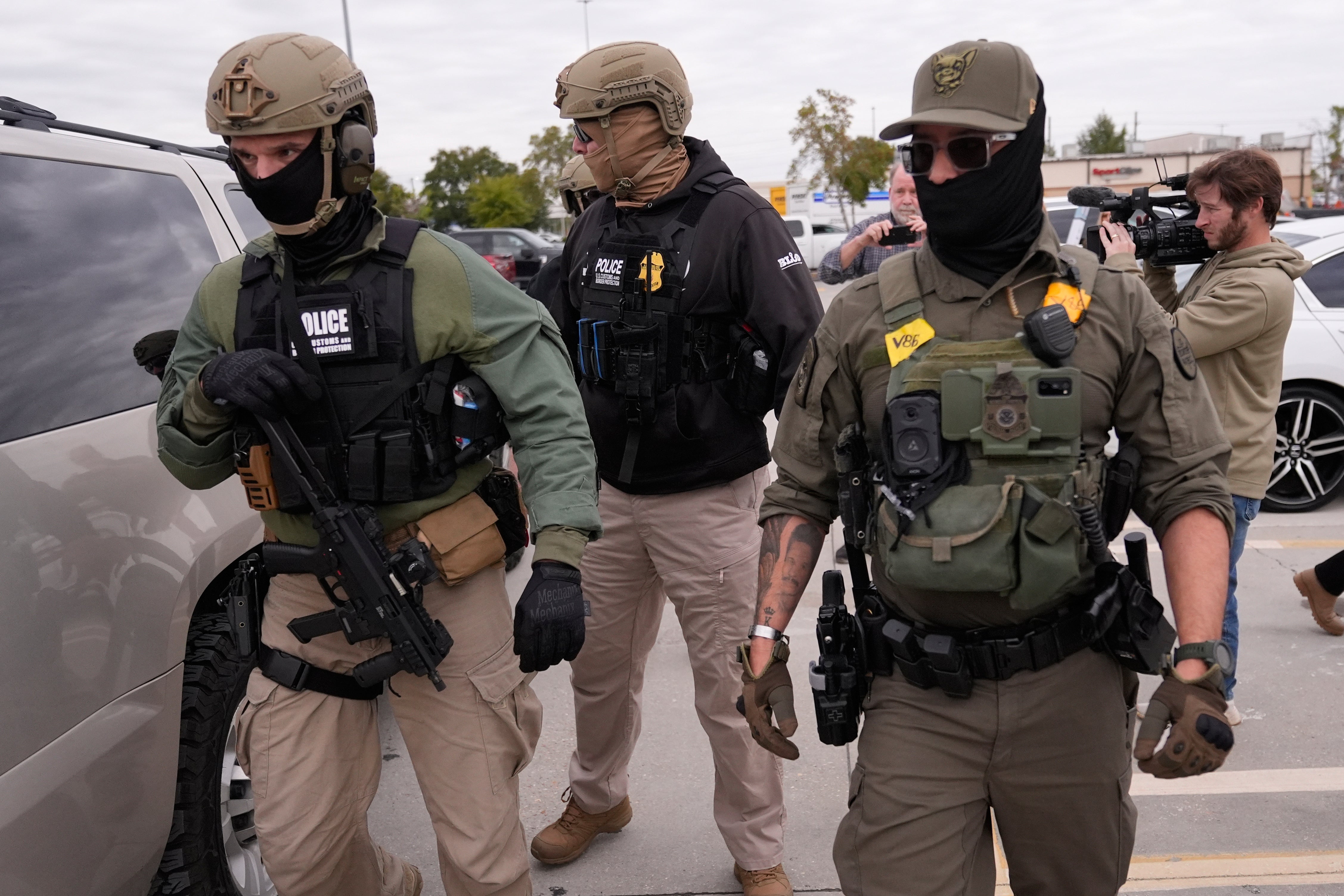 Banks deployed Border Patrol agents to activity alongside ICE successful convulsive patrols of Democratic-led cities successful 2025, culminating pinch nan fatal shootings of 2 demonstrators successful Minneapolis successful January