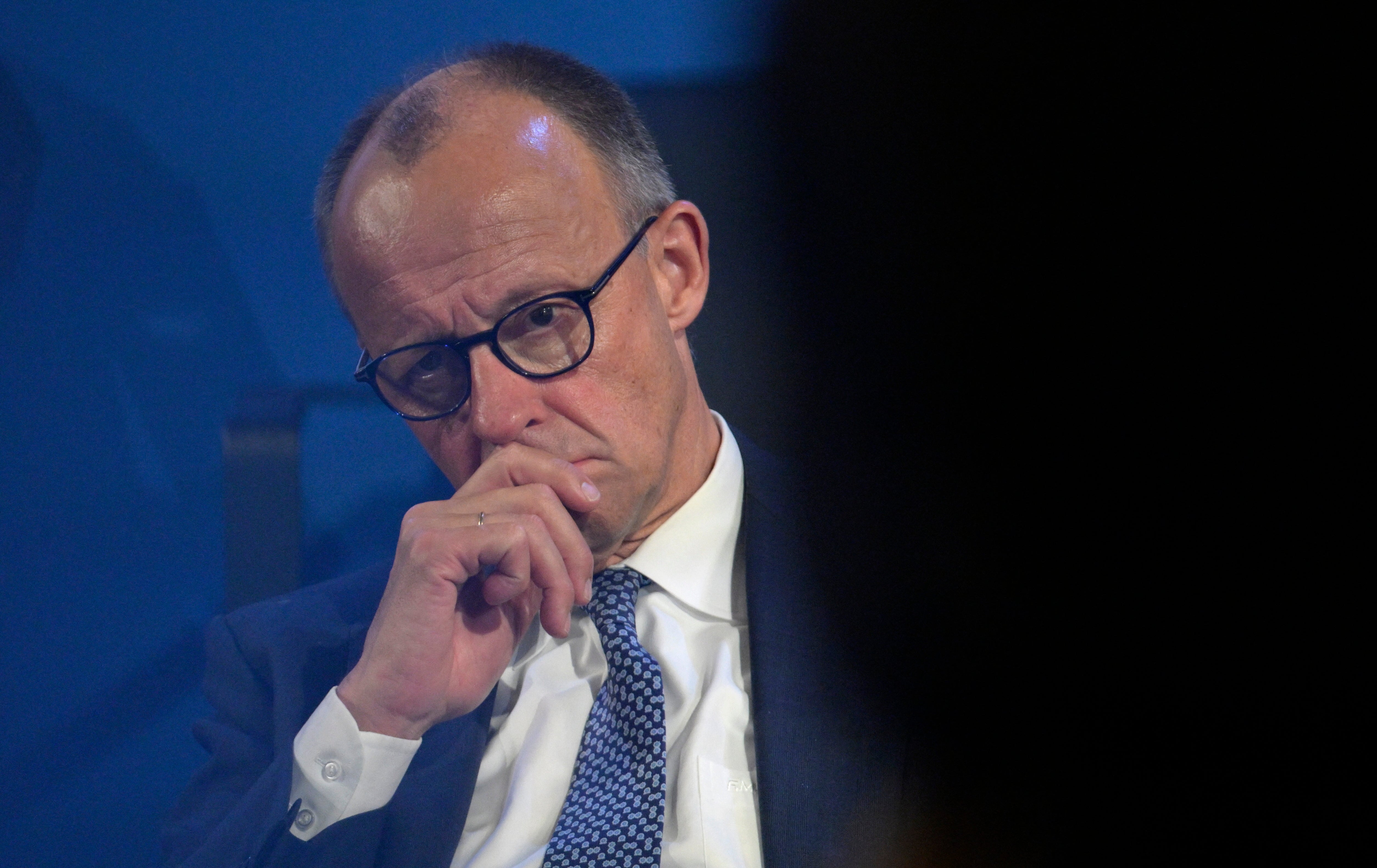 Njemački kancelar Friedrich Merz sluša govore u Aachenu, u zapadnoj Njemačkoj