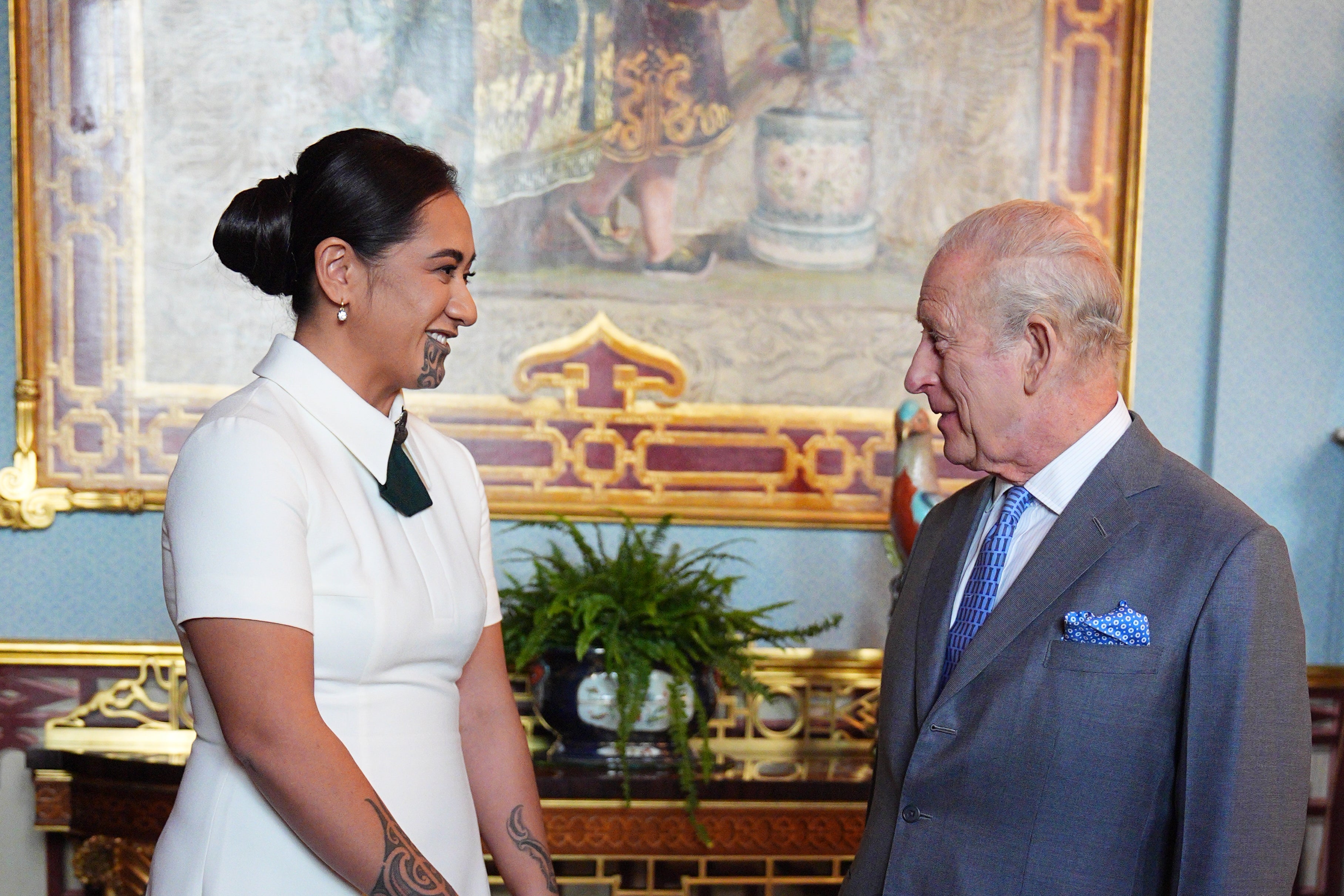 Kralj Charles III tijekom audijencije s maorskom kraljicom, Te Arikinui Kuini Nga wai hono i te po u Buckinghamskoj palači 14. svibnja 2026. u Londonu, Engleska