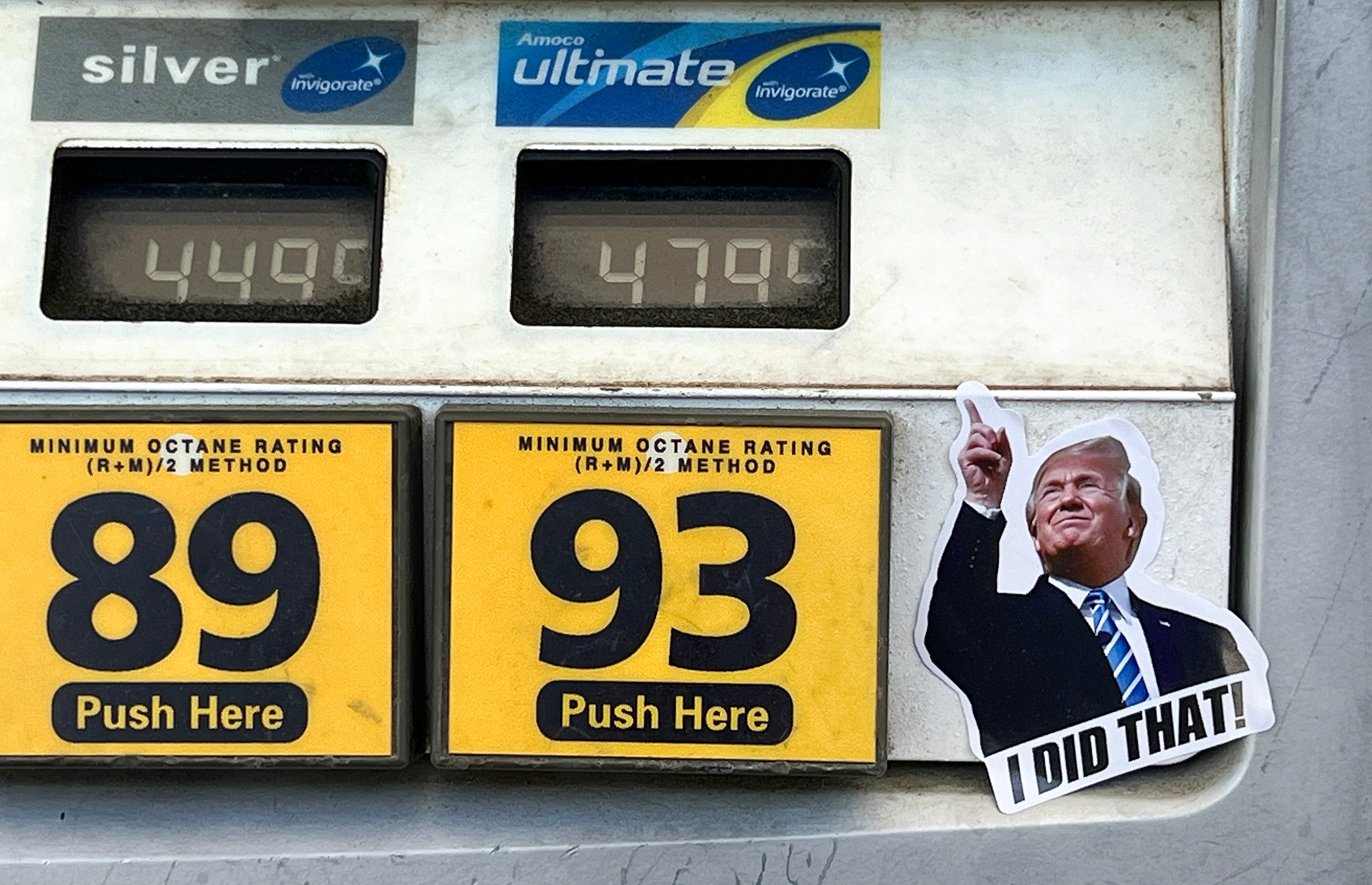 Trenutna nacionalna prosječna cijena običnog benzina u SAD-u je oko 4,53 USD po galonu, prema GasBuddyju. To je otprilike 0,40 USD više nego prošli mjesec i više od 1,30 USD više nego u isto vrijeme prošle godine