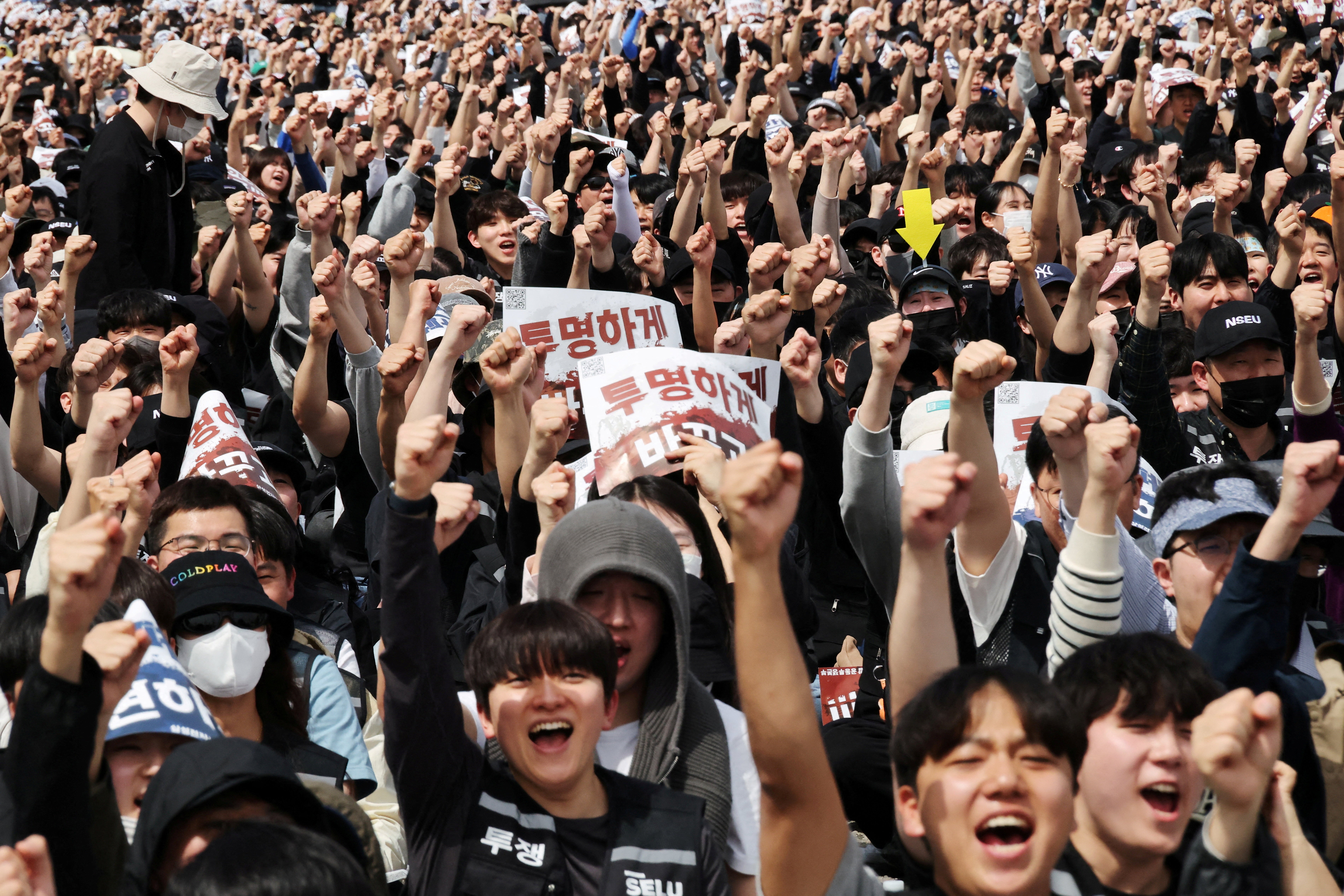 Monday's talks follow the collapse last week of a first round of government-mediated negotiations over pay and bonuses at the world's largest memory chipmaker, which accounts for nearly a quarter of South Korea's exports.