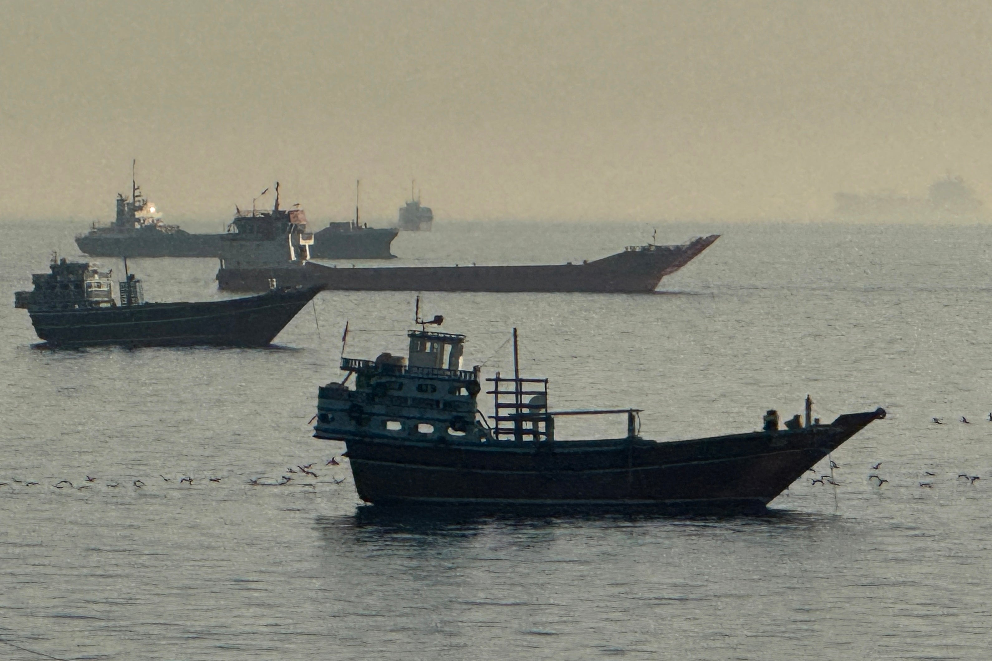 Brodovi se vide usidreni u Hormuškom tjesnacu, u blizini lučkog grada Khasab na sjevernom omanskom poluotoku Musandam 17. svibnja