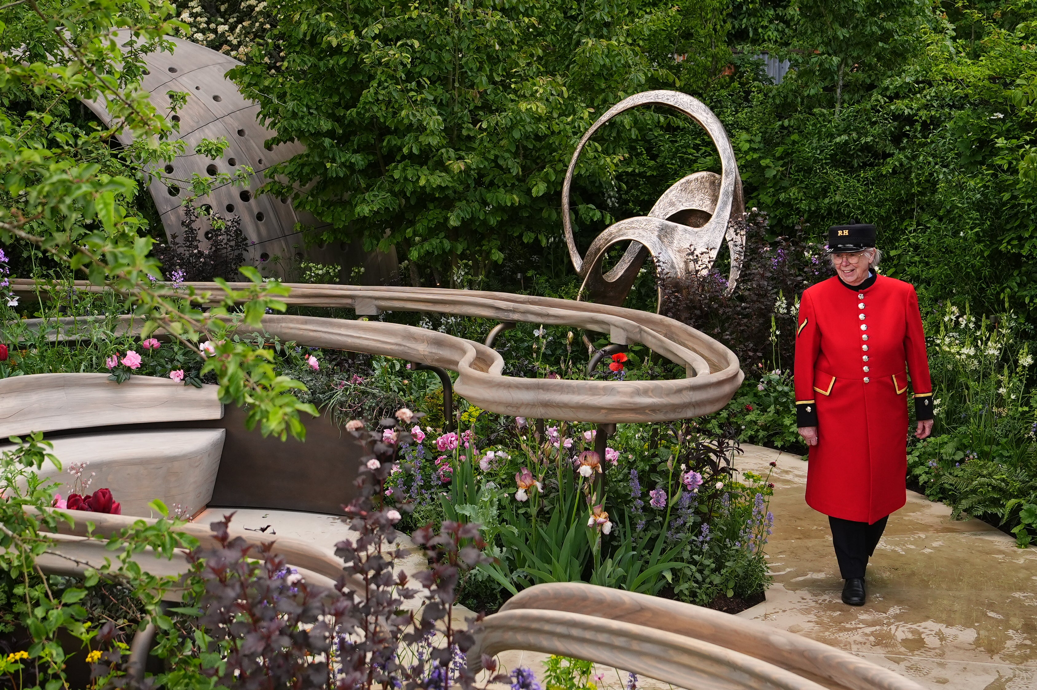 A Chelsea pensioner views the Parkinson’s UK garden