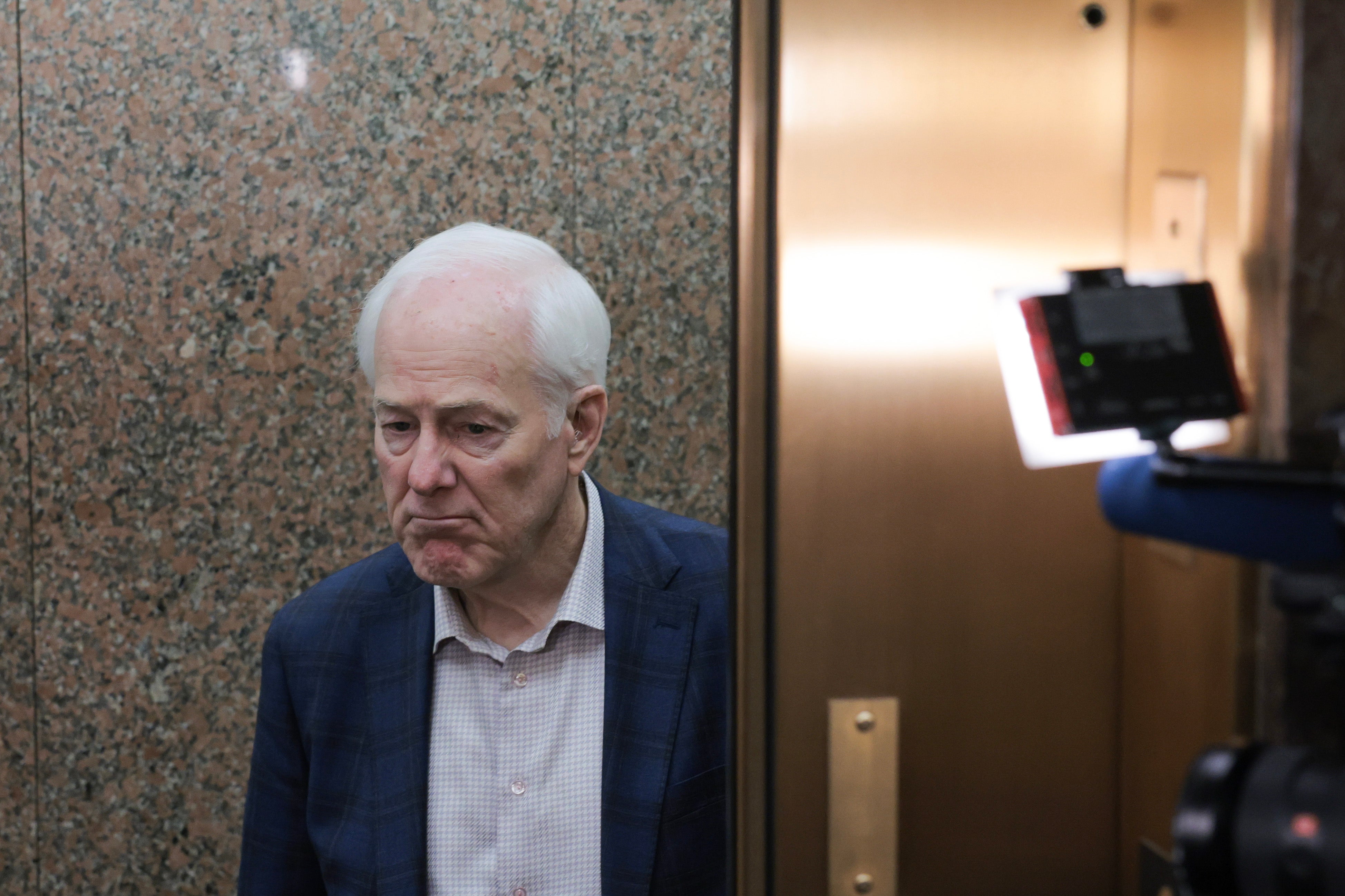 Senator John Cornyn nazvao je Paxtona 'albatrosom' oko vrata Republikanske stranke.