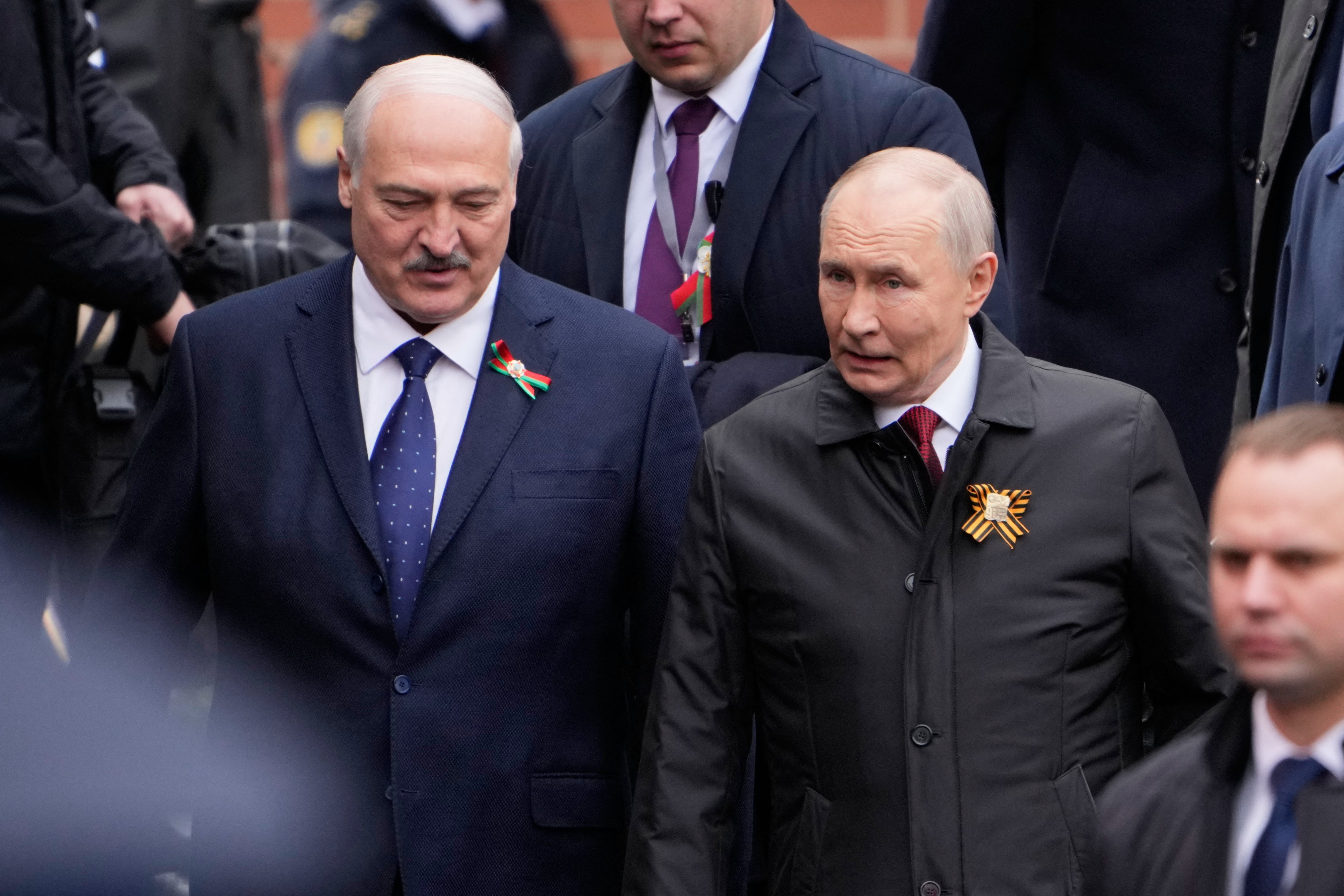 Ruski predsjednik Vladimir Putin sa svojim bliskim saveznikom, bjeloruskim predsjednikom Aleksandrom Lukašenkom, na nedavnoj paradi povodom Dana pobjede