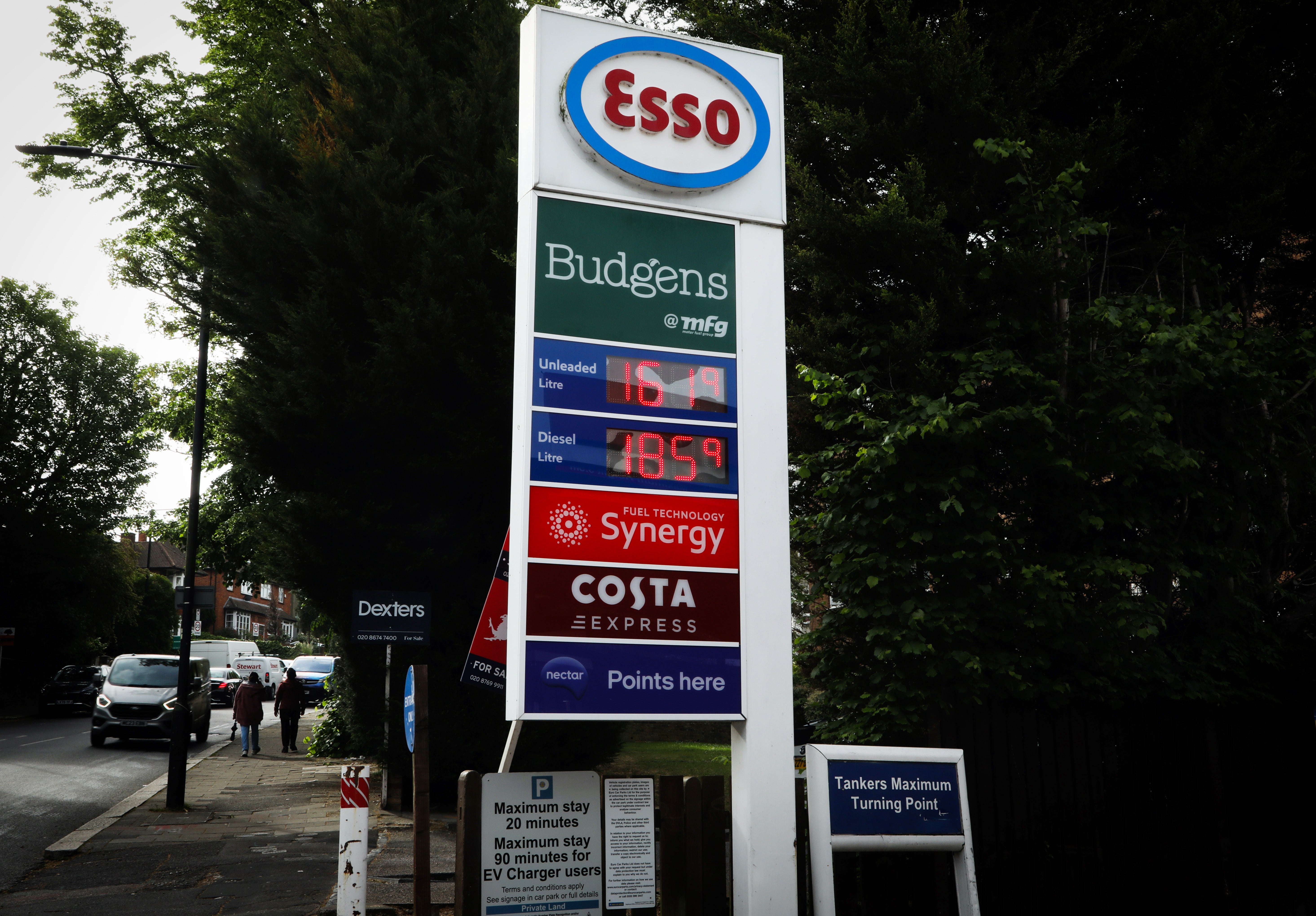 The average price of petrol per liter in the UK reached 159.7p last week