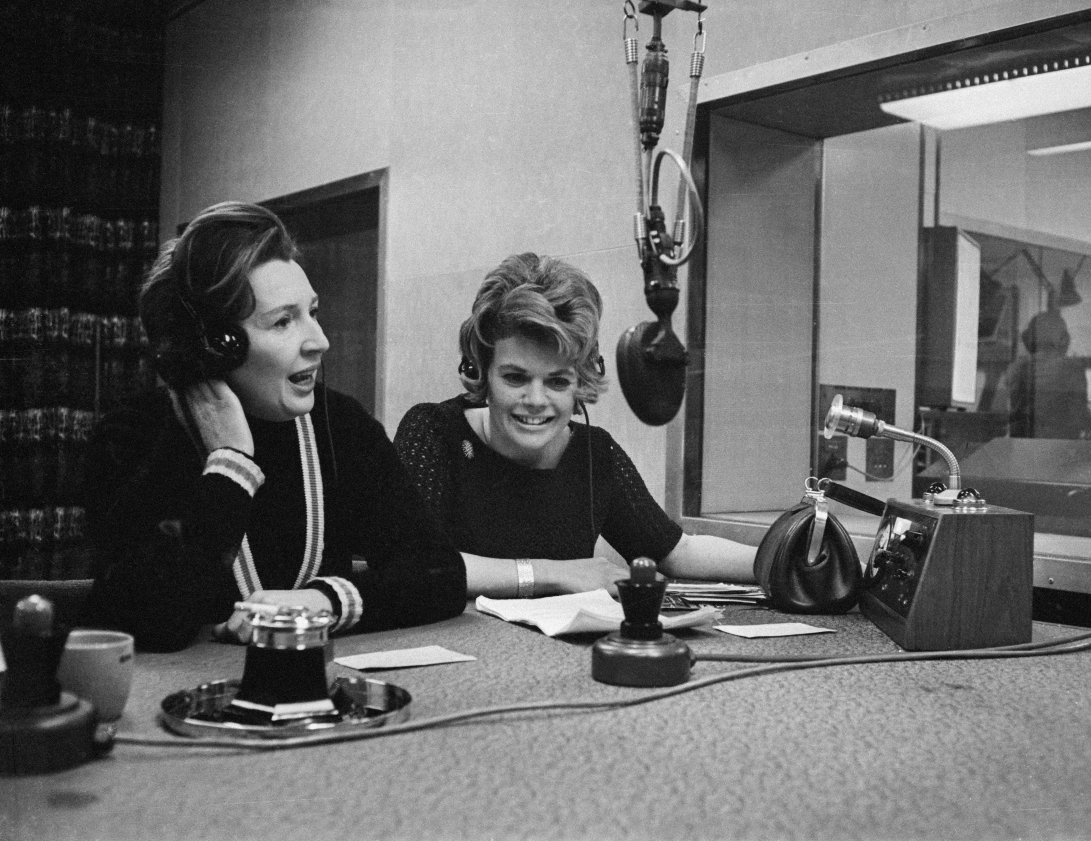 Chalmers (rechts) en Jean Metcalfe presenteren in 1965 de BBC-radioshow 'Two-Way Family Favourites'