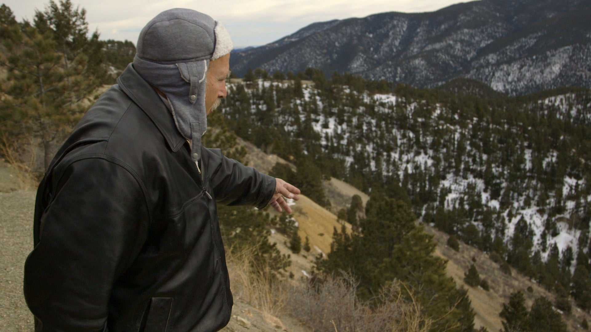 Benjamin Kyle, later identified as William Powell, stands on a Colorado mountain in an attempt to regain his memory. The filmmakers recalled Evangelista recalled how he made a chilling remark about it being a good place to dump a body