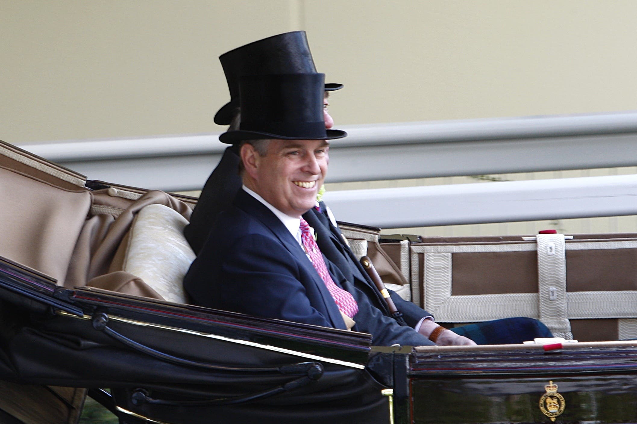 Andrew Mountbatten-Windsor supuestamente se comportó de manera inapropiada con una mujer en Royal Ascot en 2002