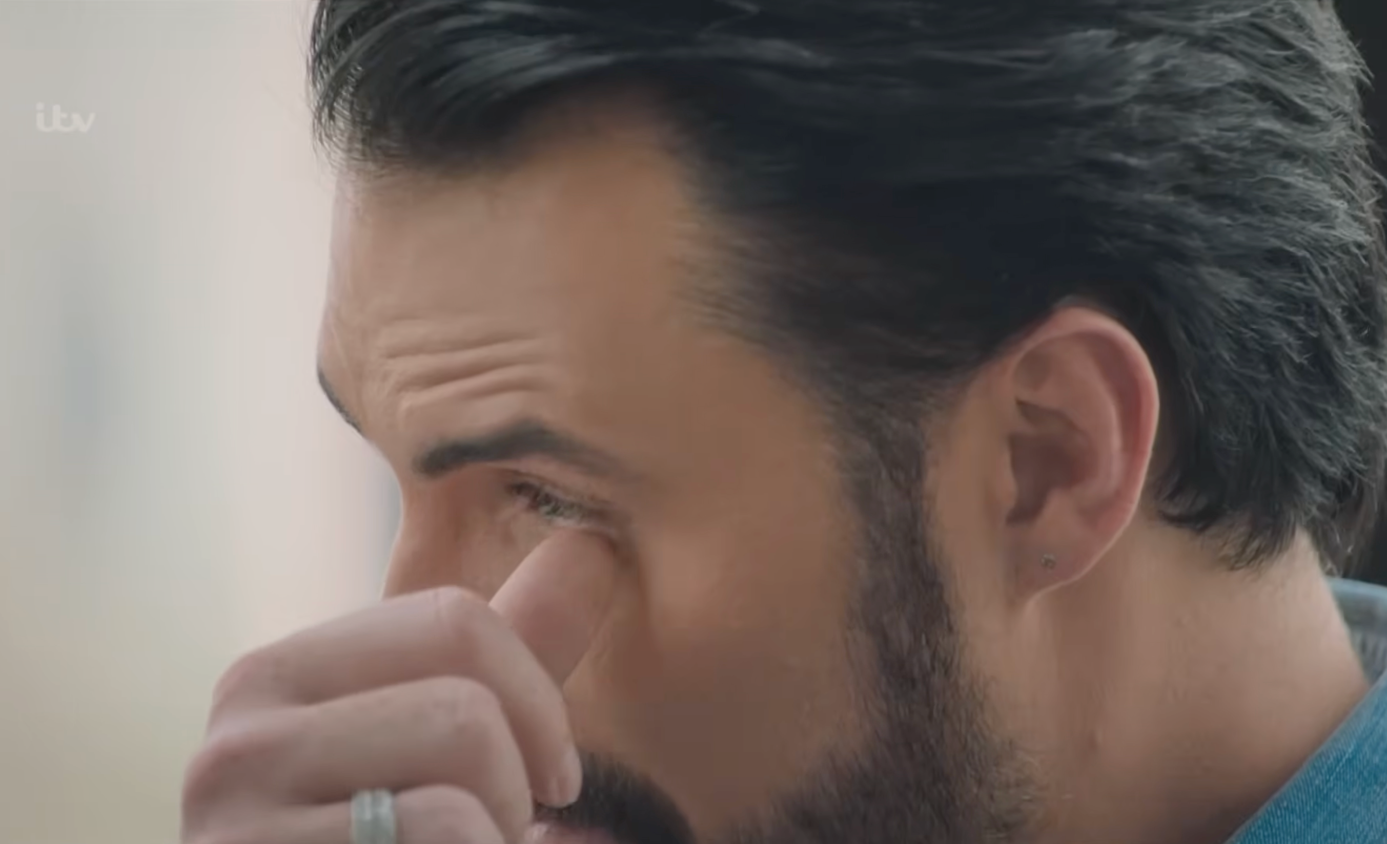 Rylan Clark veegt een traan weg op 'The Assembly'