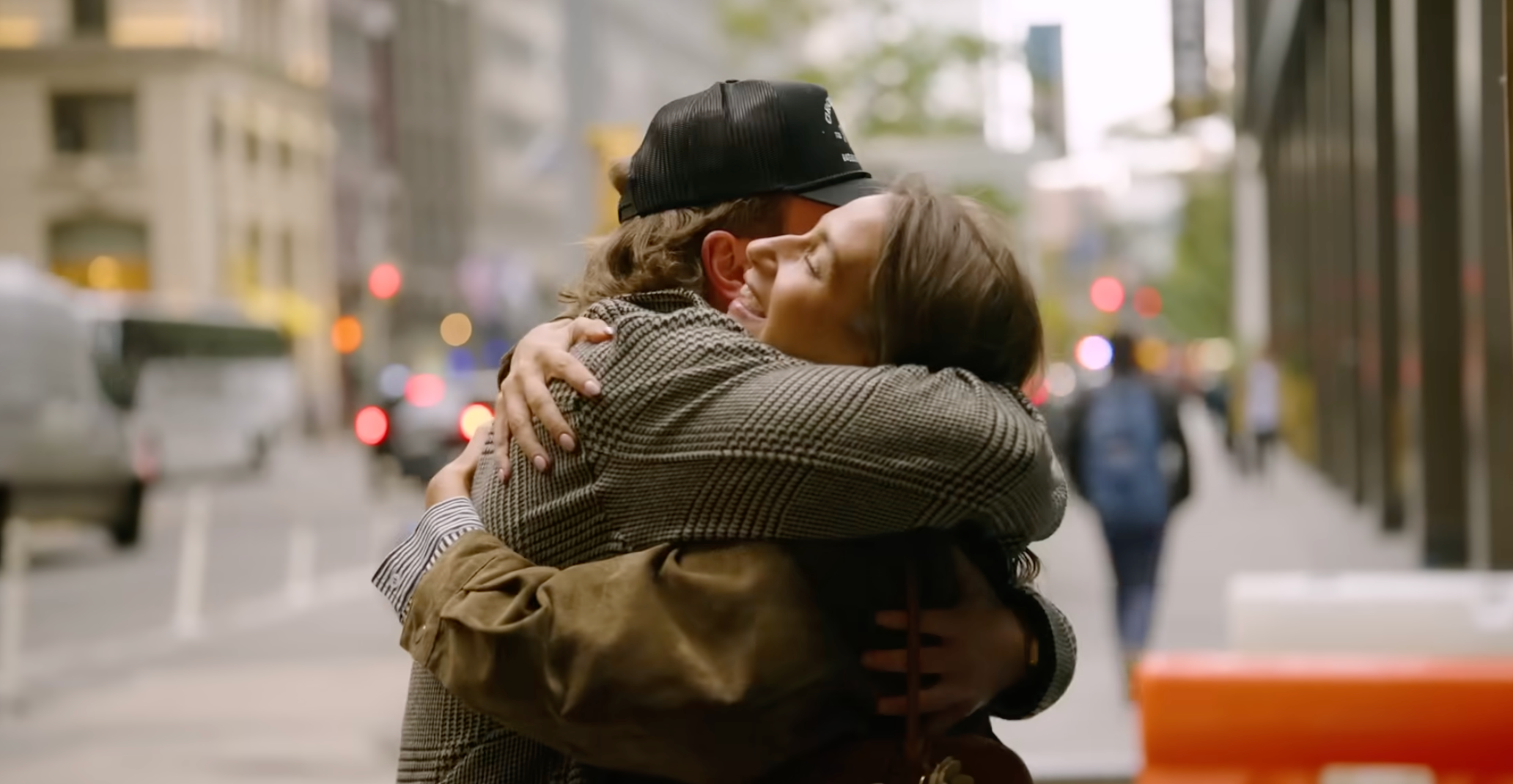 Wilson e Batula se abraçaram durante o trailer de ‘In the City’