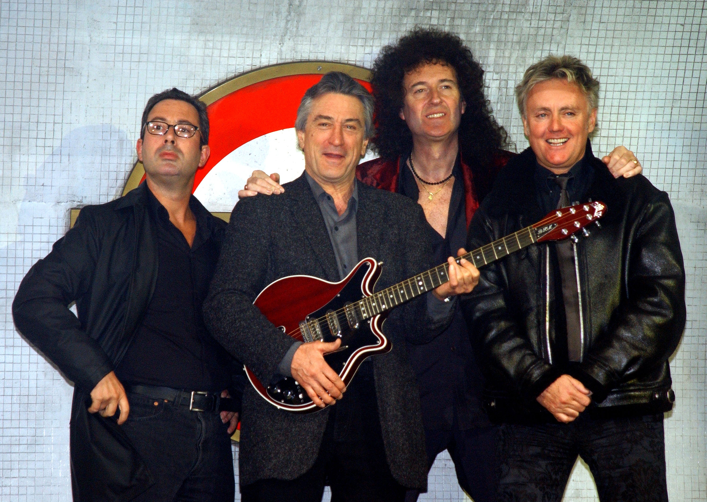 Elton no lançamento do musical 'We Will Rock You' em 2002, ao lado de Brian May e Roger Taylor, do Queen, e do produtor Robert De Niro