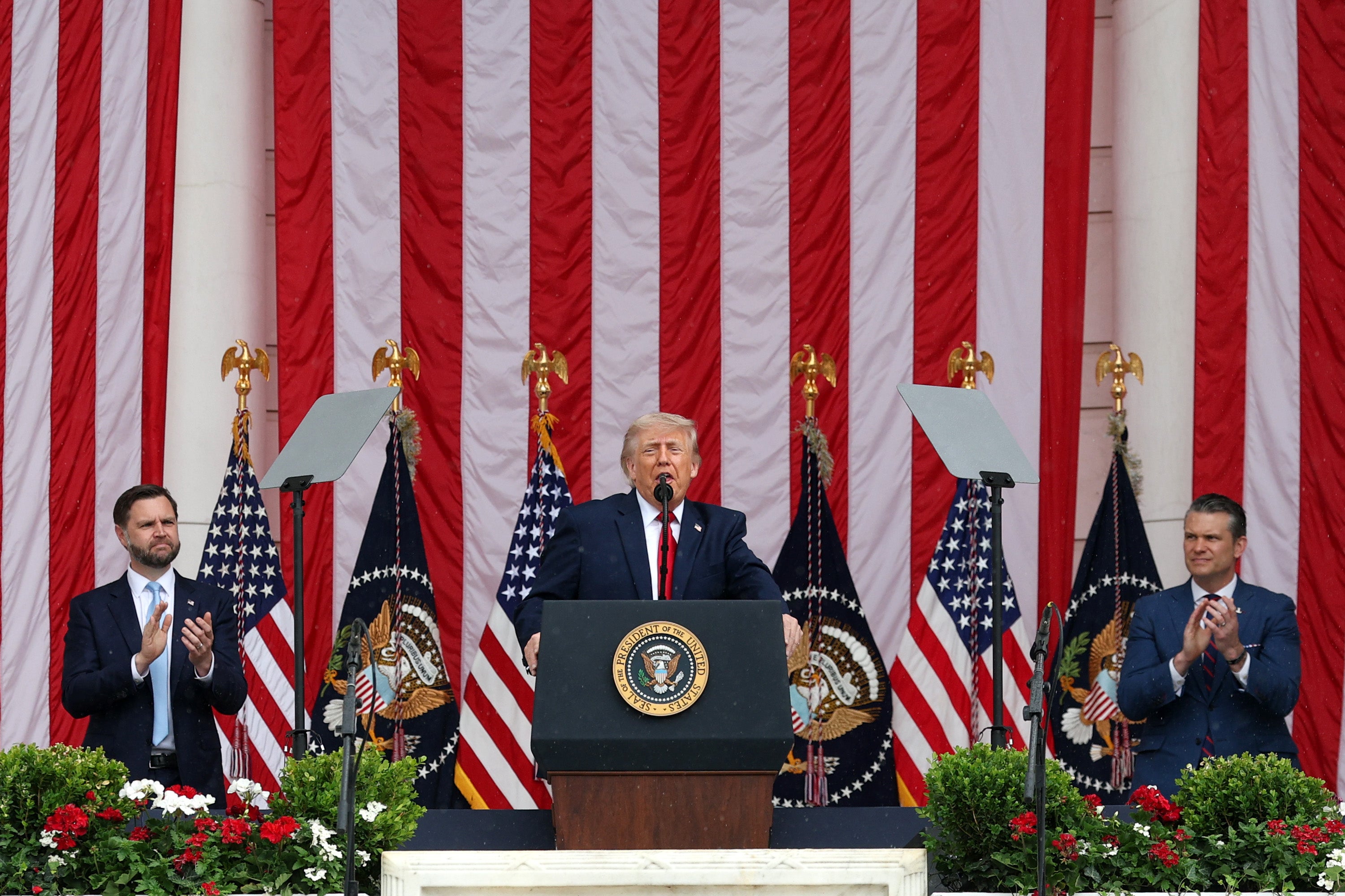 Donald Trump u društvu svog ministra obrane Petea Hegsetha (desno) i potpredsjednika JD Vancea (lijevo) 25. svibnja