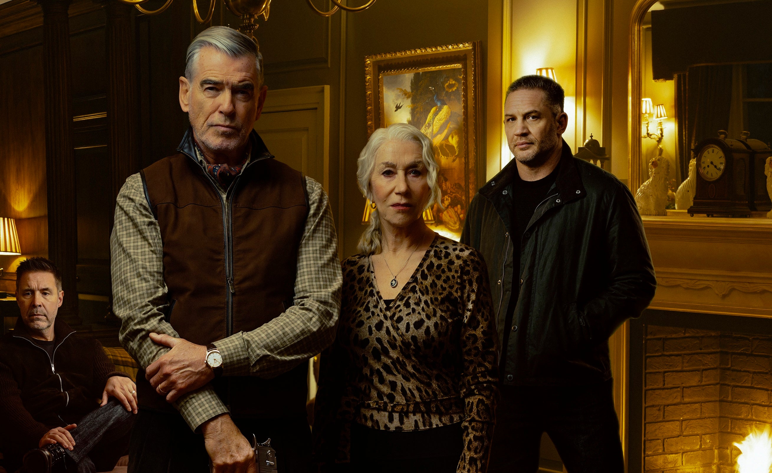 Tom Hardy (à direita) supostamente manteve os co-estrelas de 'Mobland' Pierce Brosnan (à esquerda) e Helen Mirren (no meio) esperando no set 'por horas'
