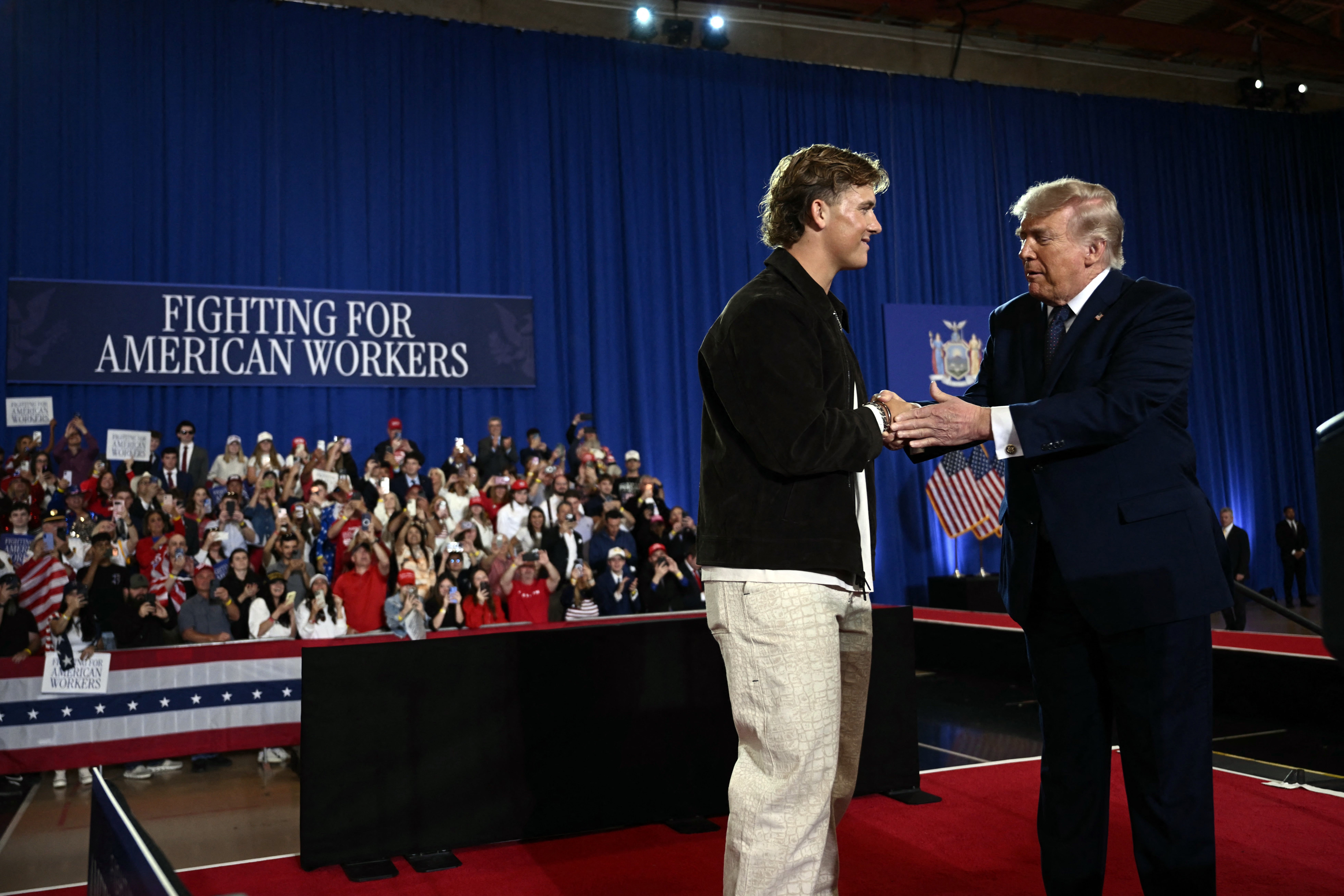 O quarterback do New York Giants, Jaxson Dart, apresentou o presidente Donald Trump ao palco em um comício em Suffern, Nova York.
