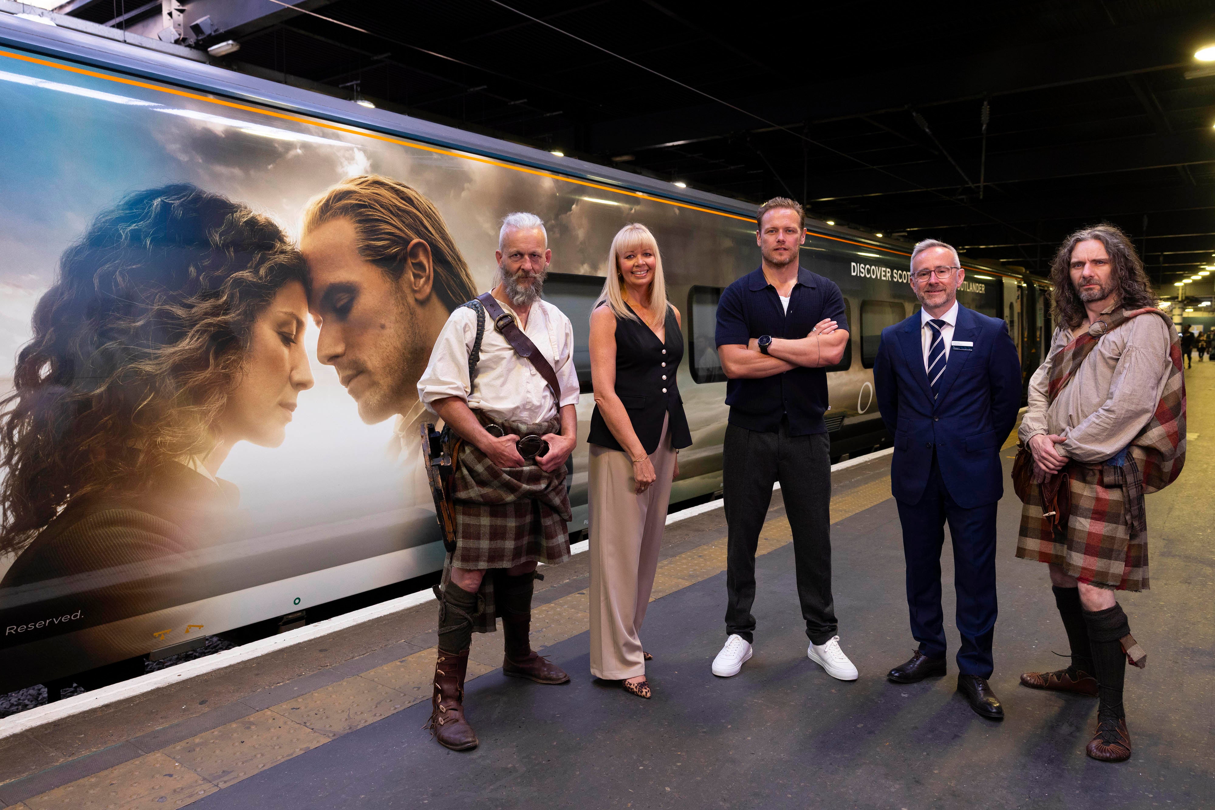 O trem Caledonian Sleeper recebeu um novo visual em comemoração a Outlander, com a reforma aclamada como “emocionante e surreal” por uma das estrelas do show, Sam Heughan