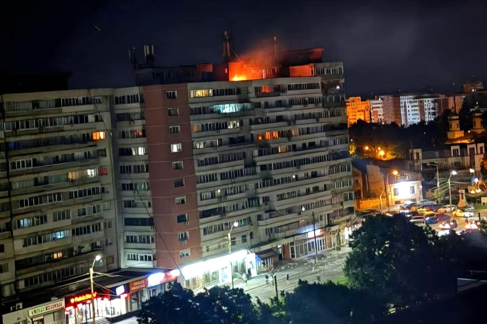 Ova fotografija koju je objavio rumunjski Odjel za izvanredne situacije prikazuje požar na vrhu stambene zgrade nakon što je pad drona izazvao eksploziju i požar pri udaru, u Galatiju