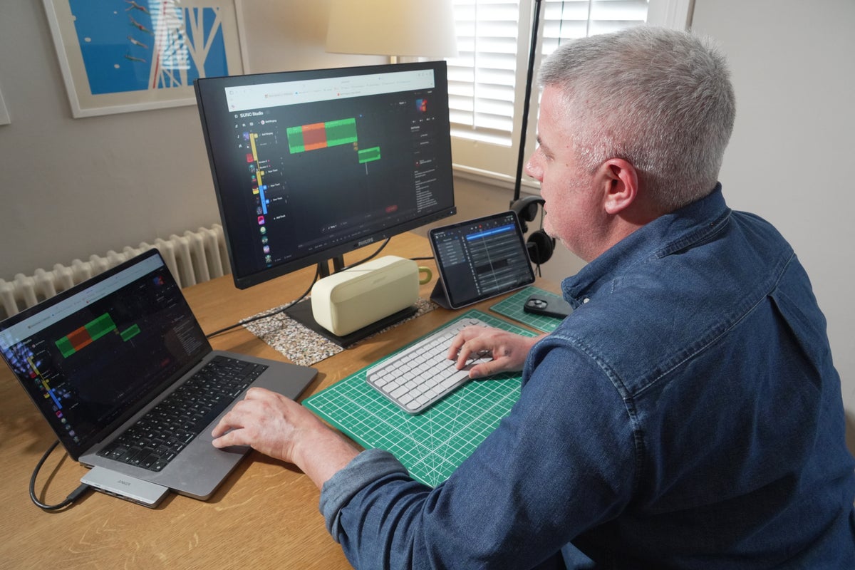 Musician uses AI to make new album as Parkinson’s affects ability to play guitar