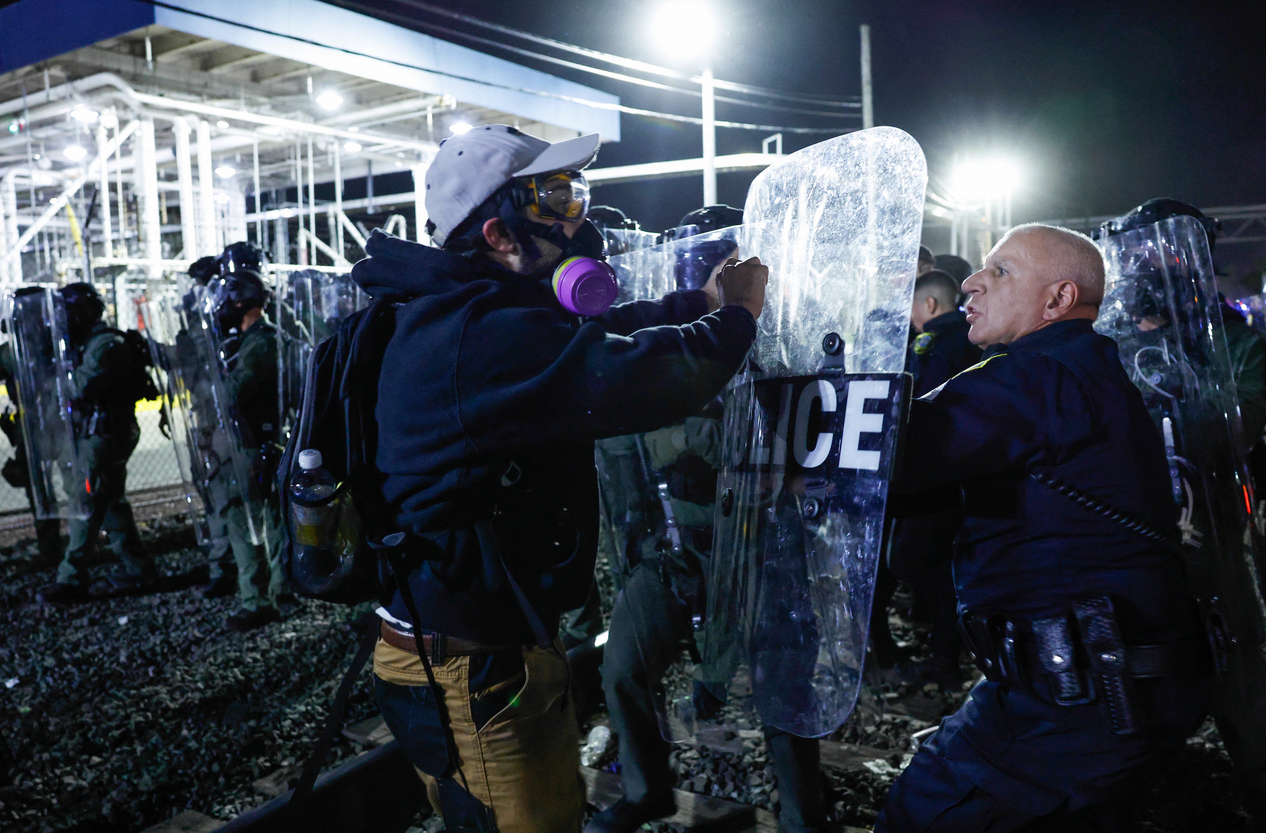 Državna policija New Jerseya u petak je smijenila agente savezne imigracijske policije koji su se danima suočavali s prosvjednicima u ustanovi