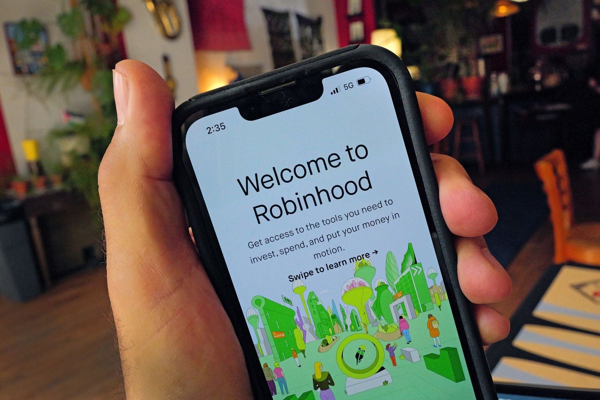 Supreme Court asks Trump admin to weigh in on Robinhood IPO dispute
