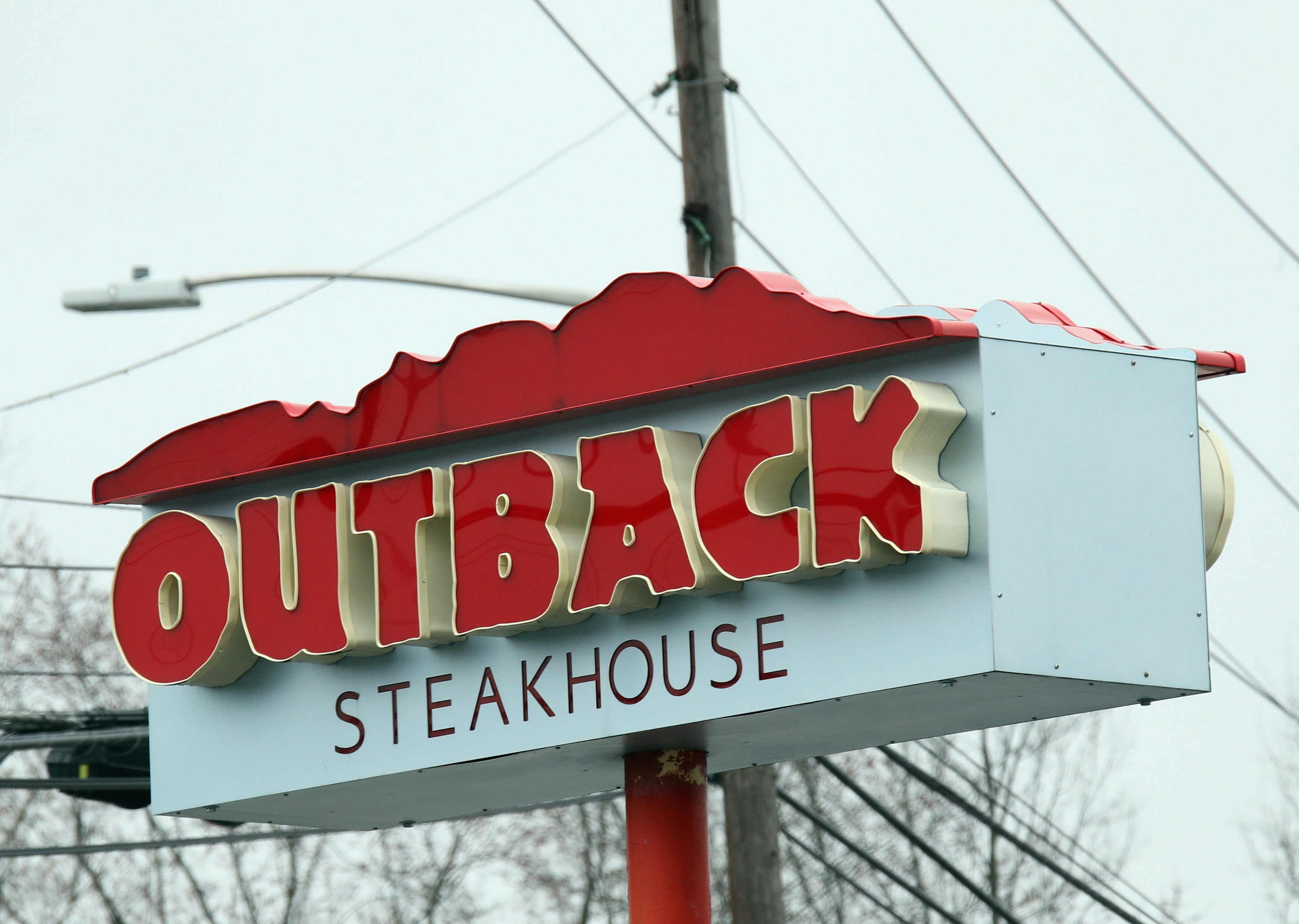 An allegedly errant serving of mashed potatoes is astatine nan halfway of a suit facing nan Outback Steakhouse chain