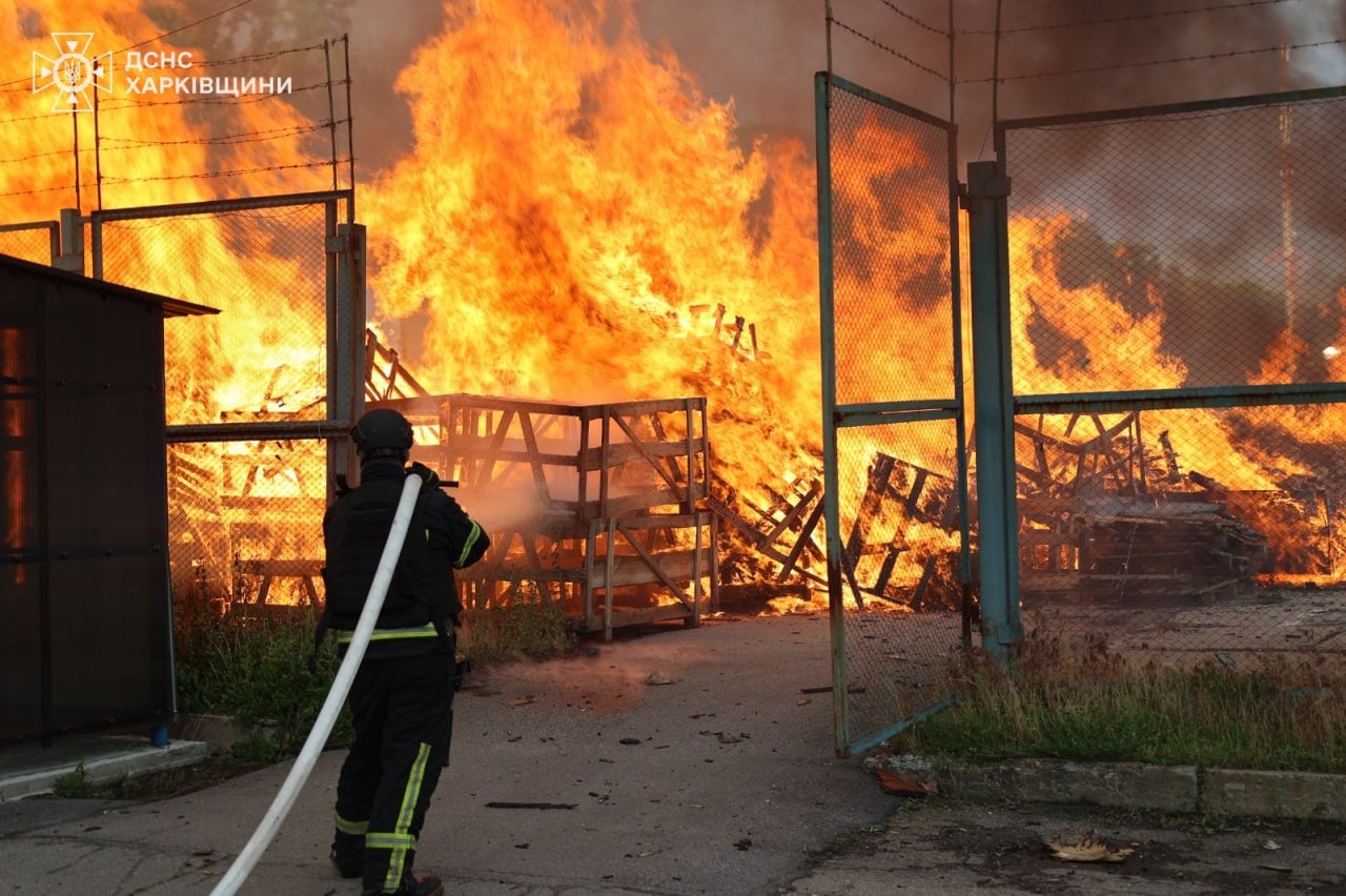 Spasilac gasi požar u skladištu nakon ruskog udara na regiju Harkov, u utorak