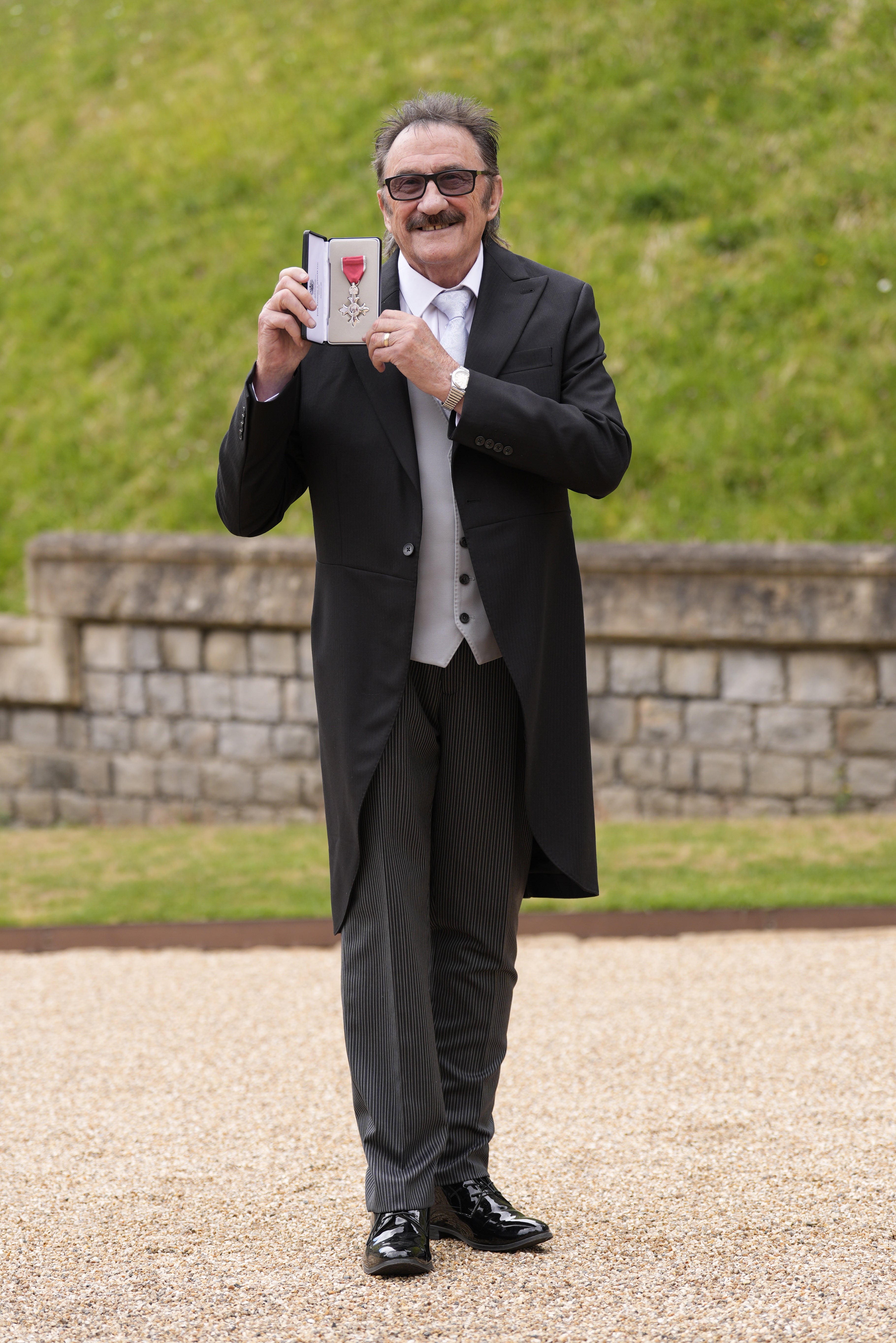 Paul Elliott depois de ser nomeado MBE pelo Rei no Castelo de Windsor