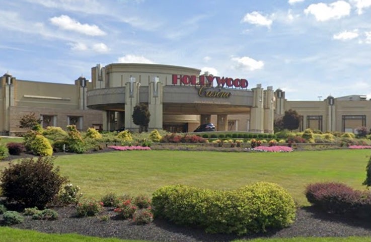 Woman hits slot machine jackpot at casino. Only problem, she was banned for life