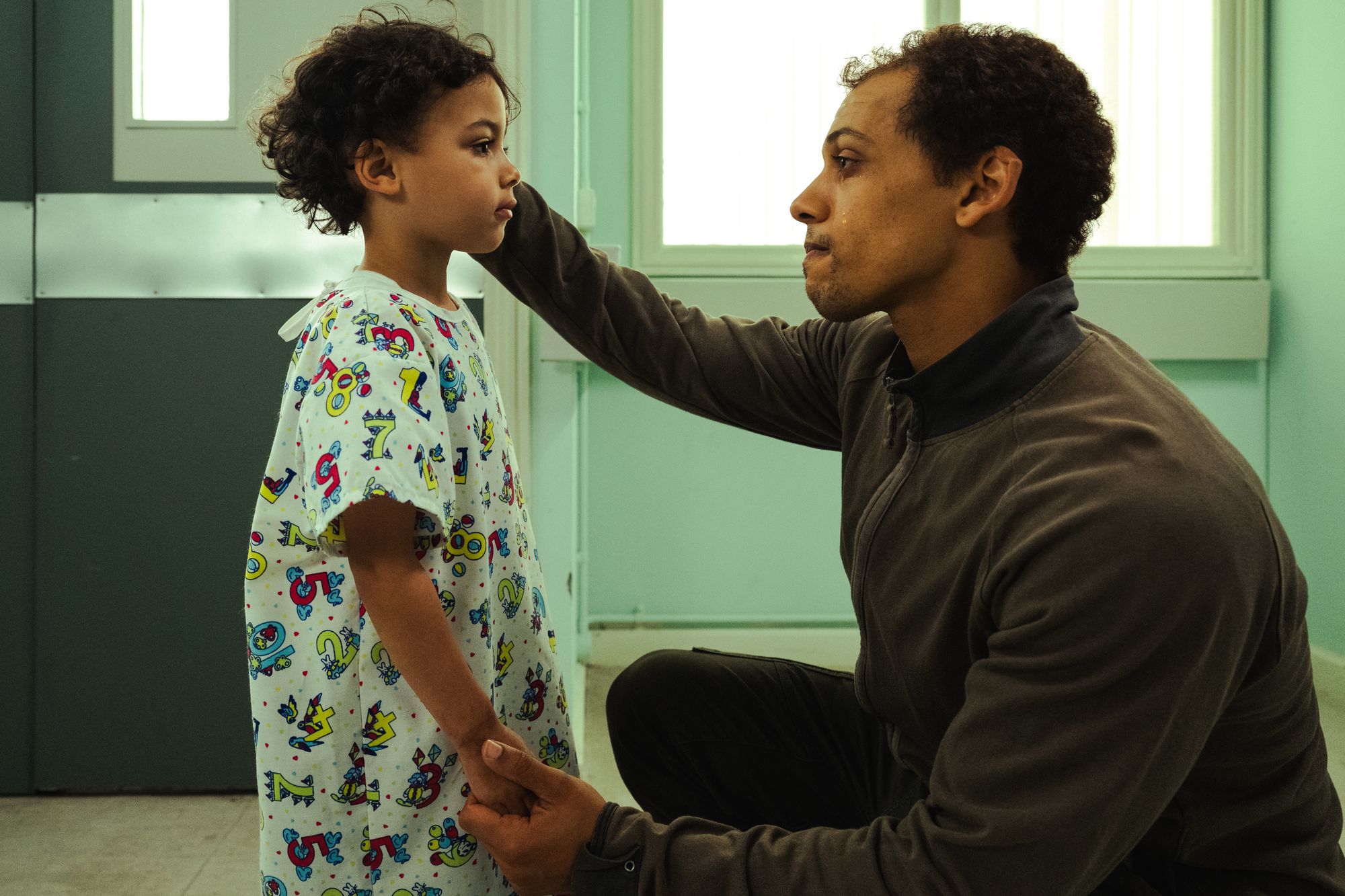 Jordan Bolger e Jahsaiah Williams como André e Alex Hanscombe em 'The Witness'