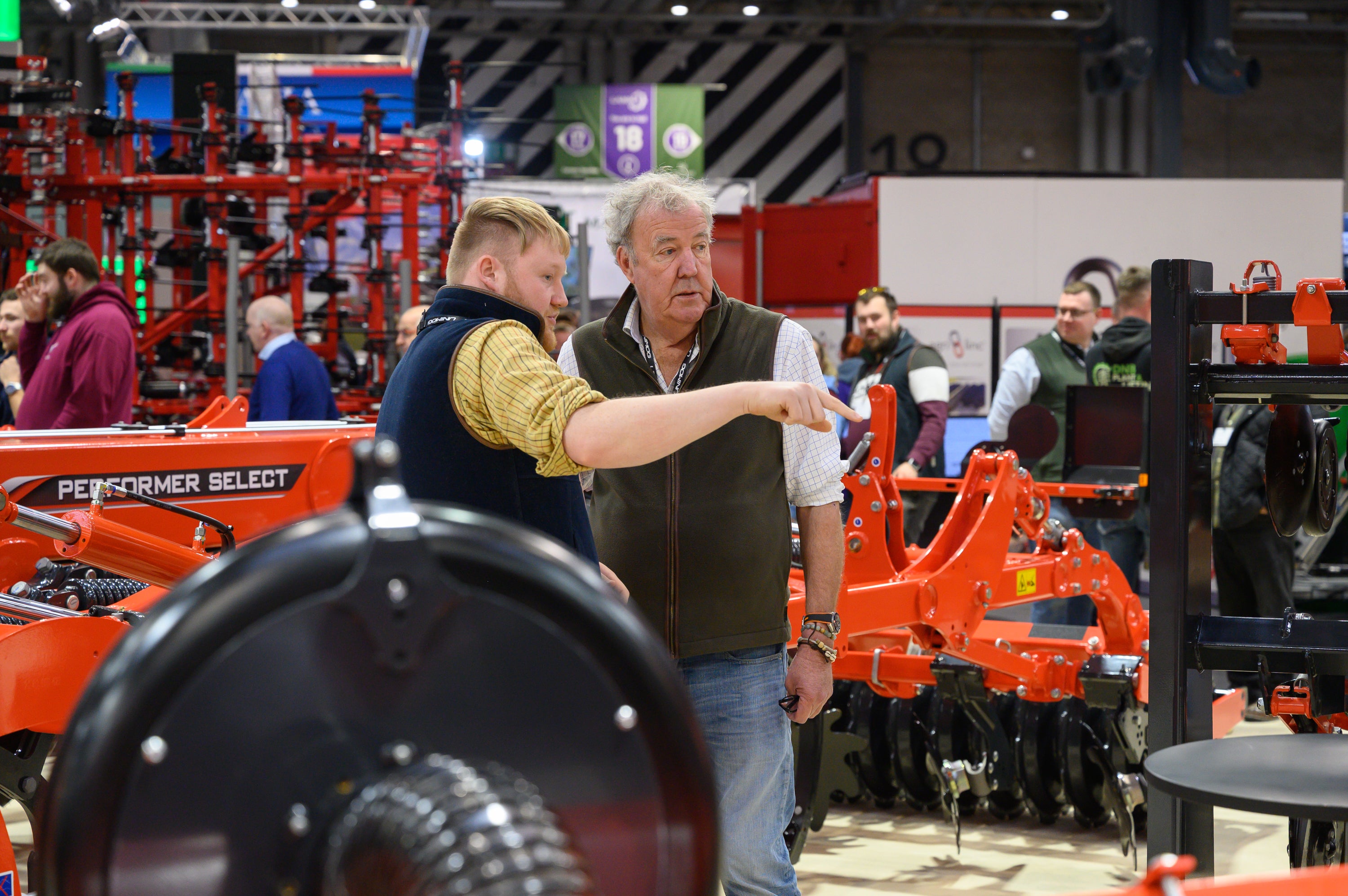 Jeremy Clarkson com o fazendeiro Kaleb Cooper em 'Clarkson's Farm'