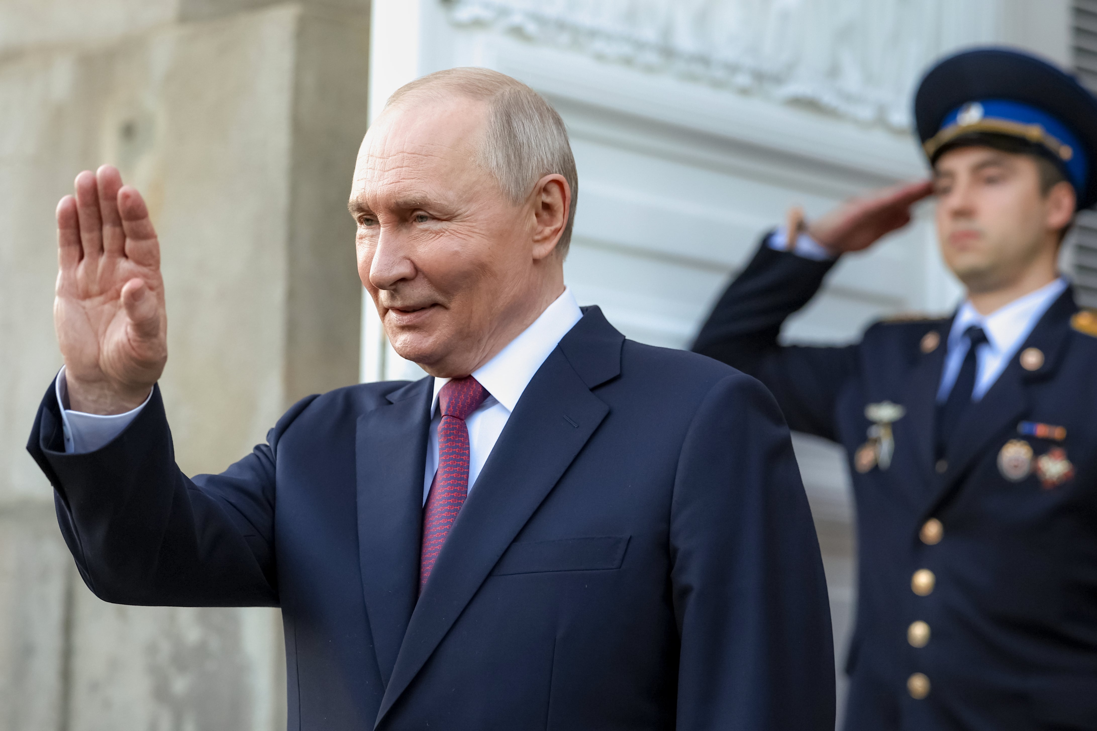 Ruski predsjednik Vladimir Putin maše tanzanijskoj predsjednici Samiji Suluhu Hassan dok ona napušta Veliku kremaljsku palaču Kremlja u Moskvi, srijeda, 3. lipnja 2026.