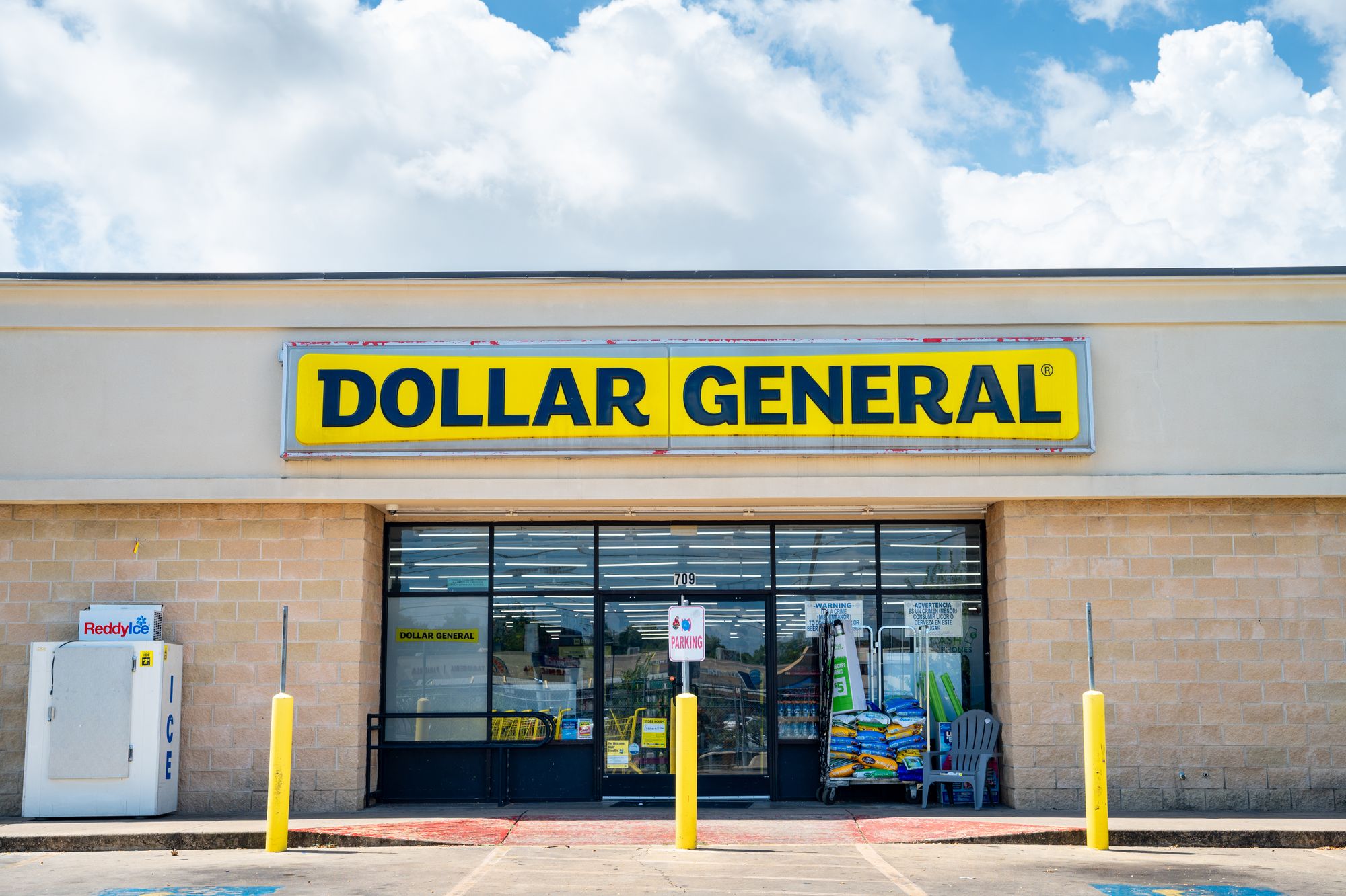 A Dollar General head successful Georgia was changeable dormant by a customer who came into nan shop to bargain hamburger buns, authorities said