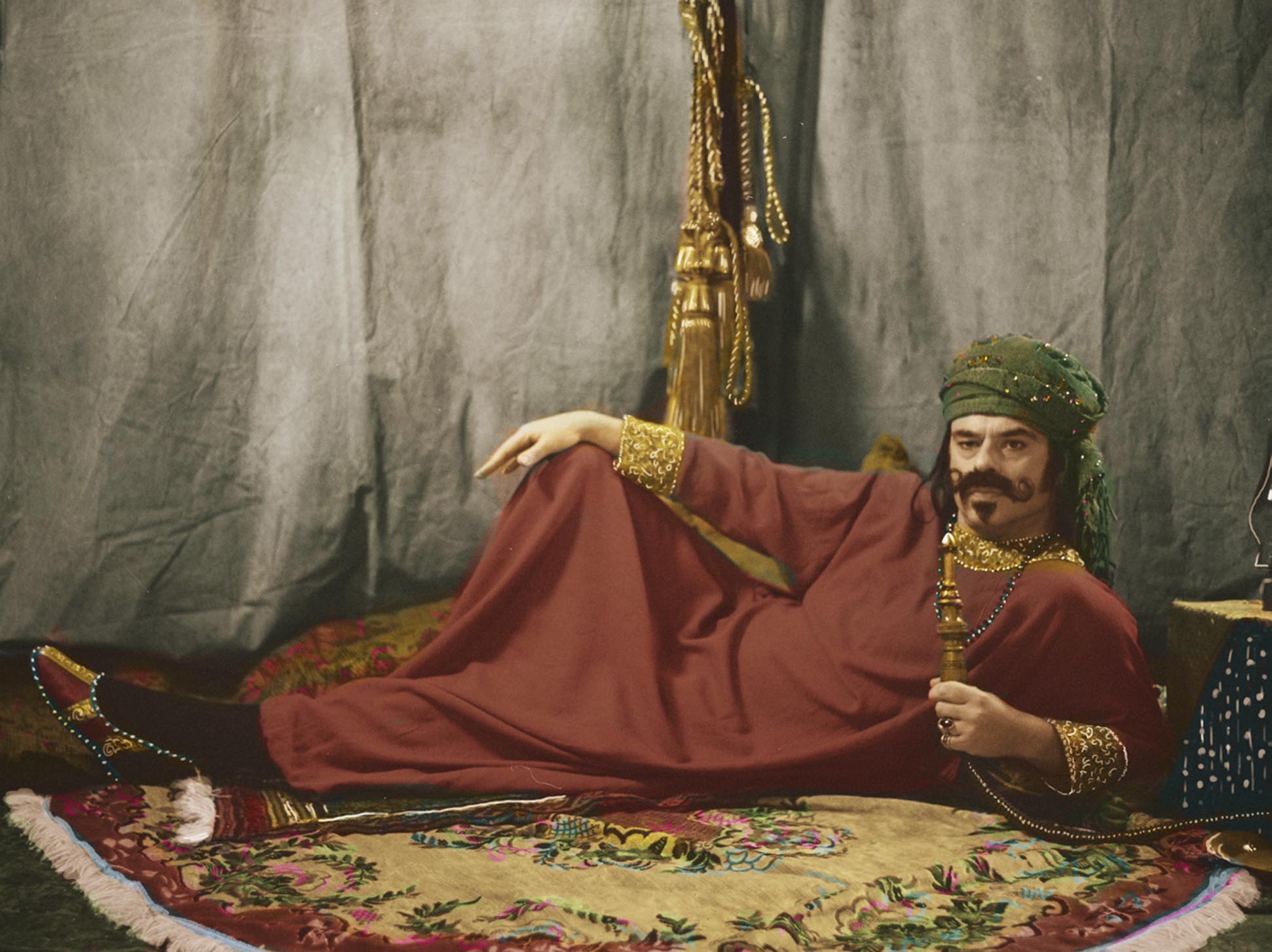 Deitado no estado: Clement como Vladislav em 'What We Do in the Shadows'