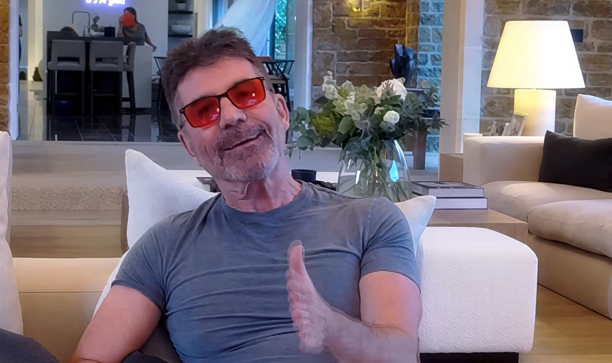 Simon Cowell falando no 'Extra'