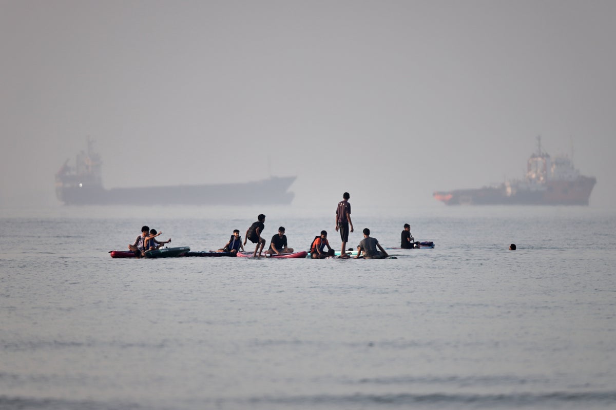A new exchange of fire with Iran in the Gulf tests the fragile ceasefire