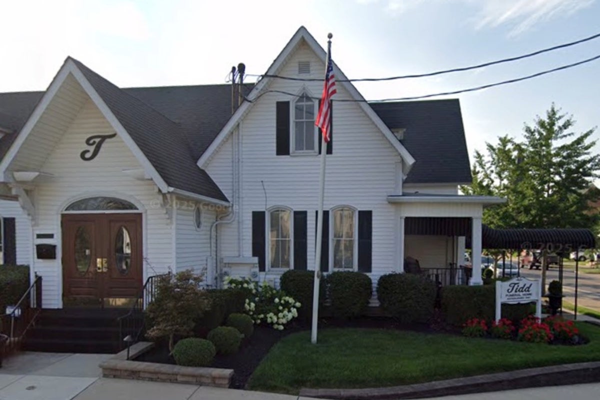 Heartbroken Family Sues Funeral Home That ‘accidentally’ Cremated Their Loved One