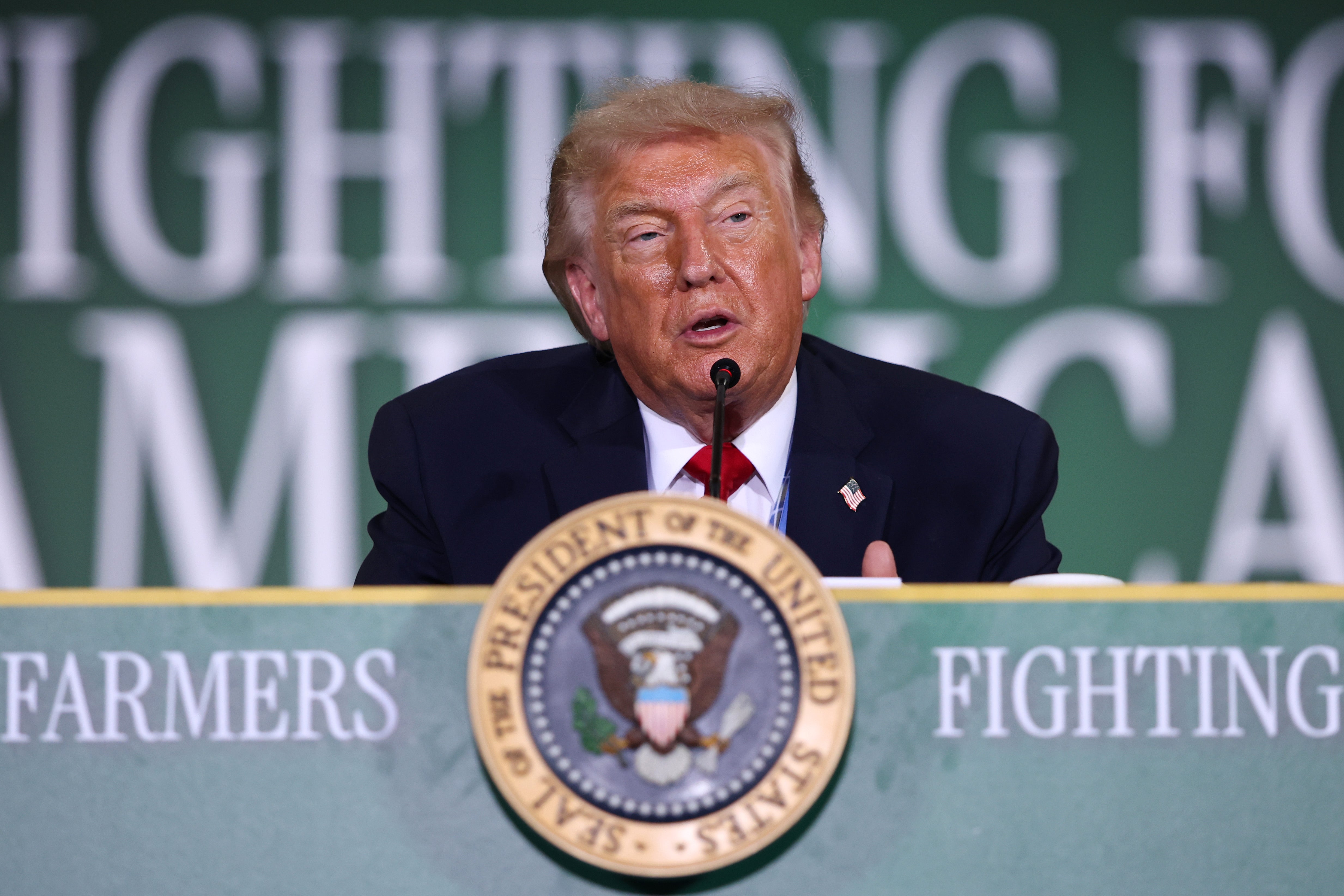 President Donald Trump has traveled to Wisconsin for a roundtable arena wherever he rambled done his administration’s schedule and showed farmers printed pictures of his Lincoln Memorial reflecting excavation project