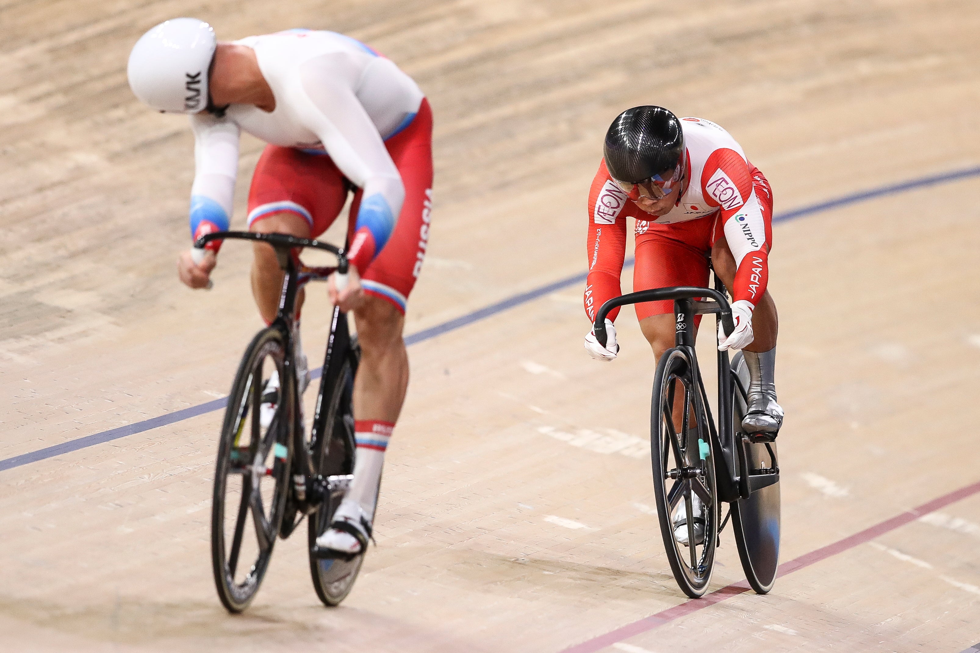 Ruski igrač natječe se s japanskim igračem tijekom UCI Svjetskog prvenstva u biciklizmu na stazi u Berlinu