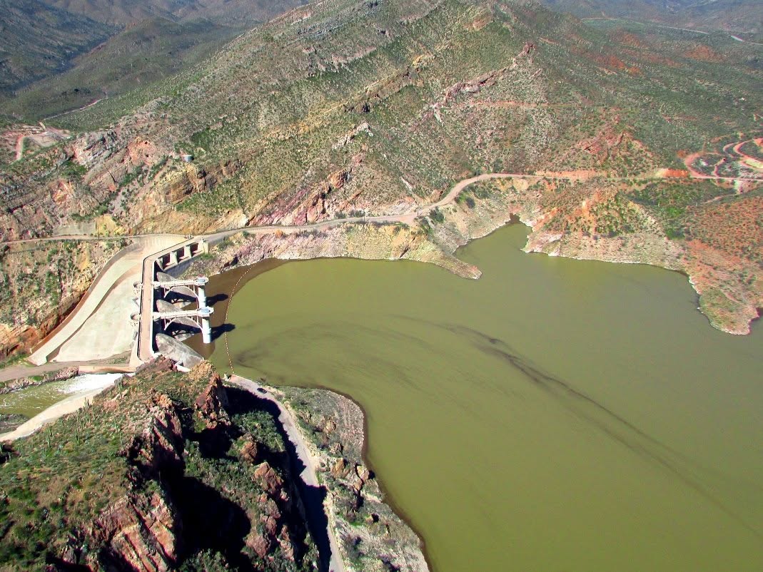 Popular fishing lake forced to close after all its fish die