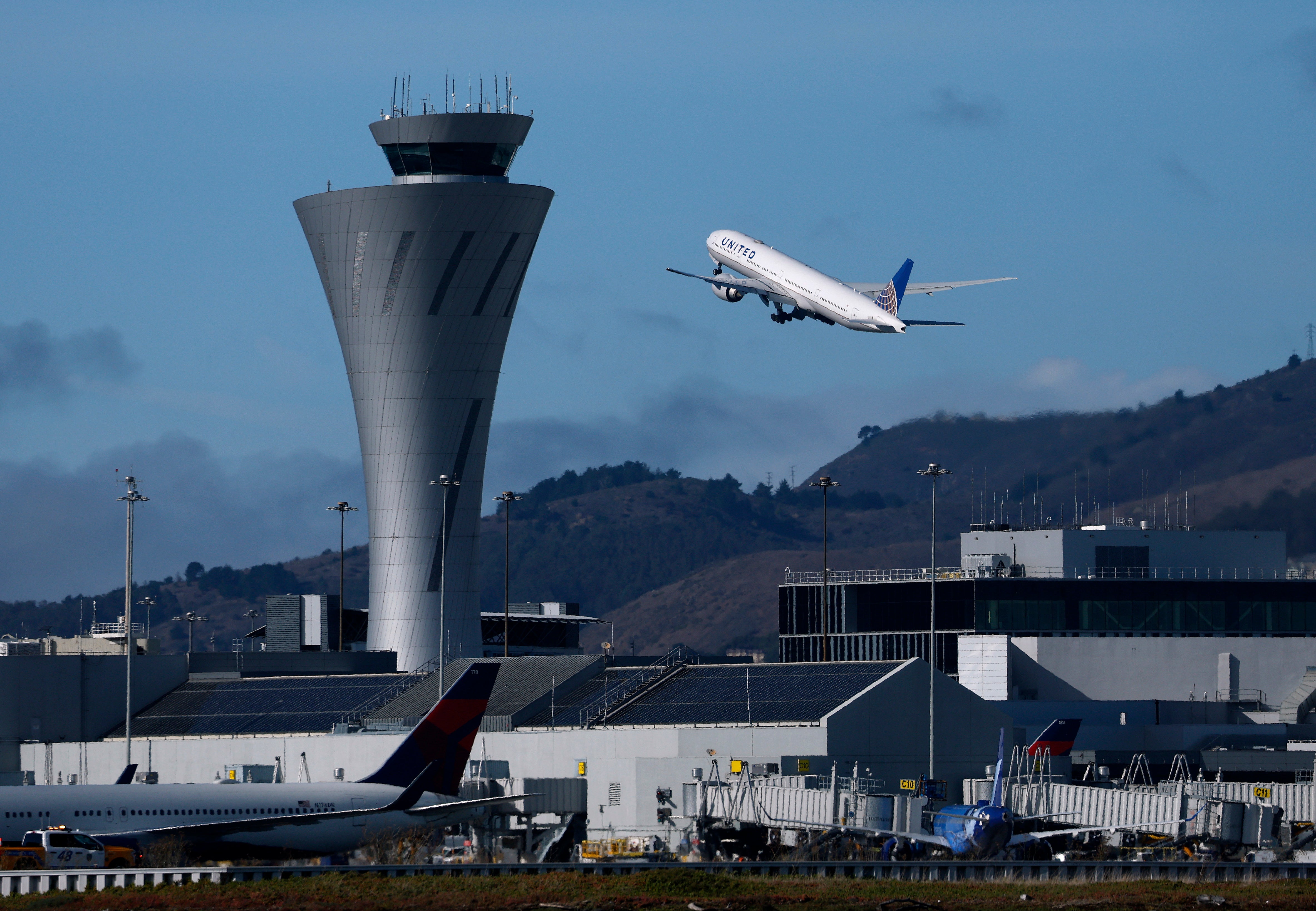 Postoji zaustavljanje na zemlji za međunarodnu zračnu luku San Francisco (SFO) u Kaliforniji, rekla je američka Savezna uprava za zrakoplovstvo u upozorenju u nedjelju, bez navođenja dodatnih pojedinosti