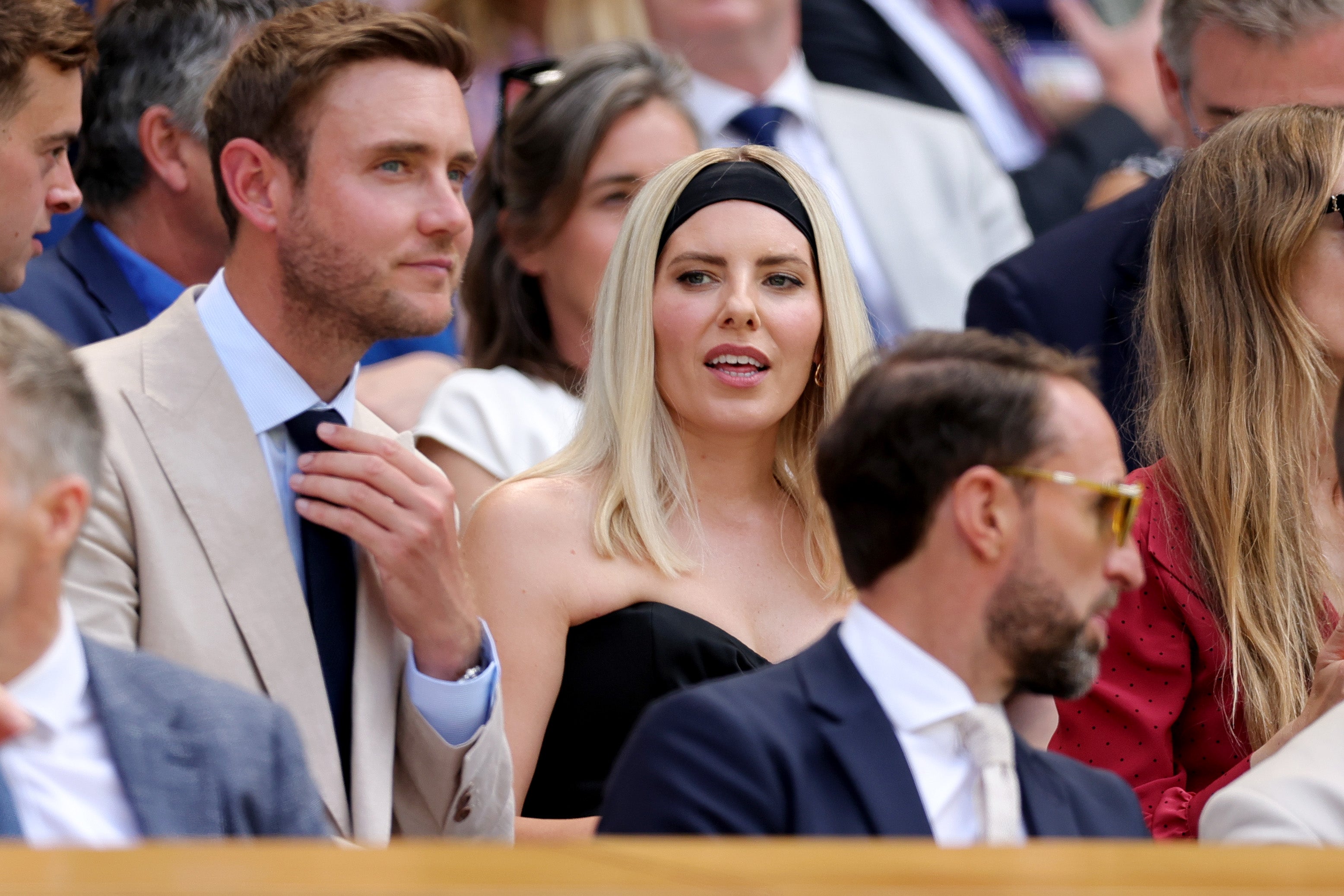 A cantora agradeceu ao noivo, o jogador de críquete Stuart Broad, por encontrá-la depois que ela desmaiou