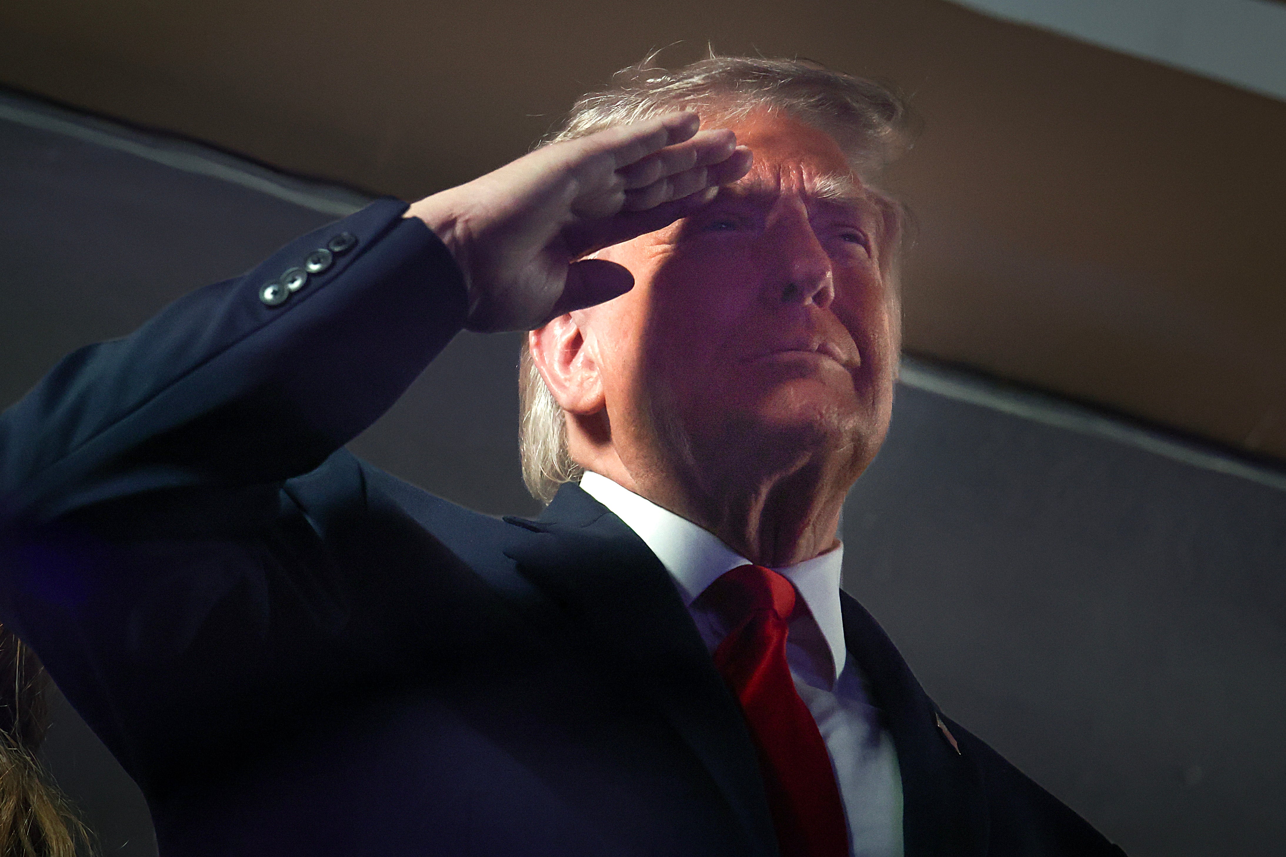Donald Trump salutirao je tijekom intoniranja nacionalne himne uoči treće utakmice NBA finala u Madison Square Gardenu – dok su ga navijači glasno izviždali