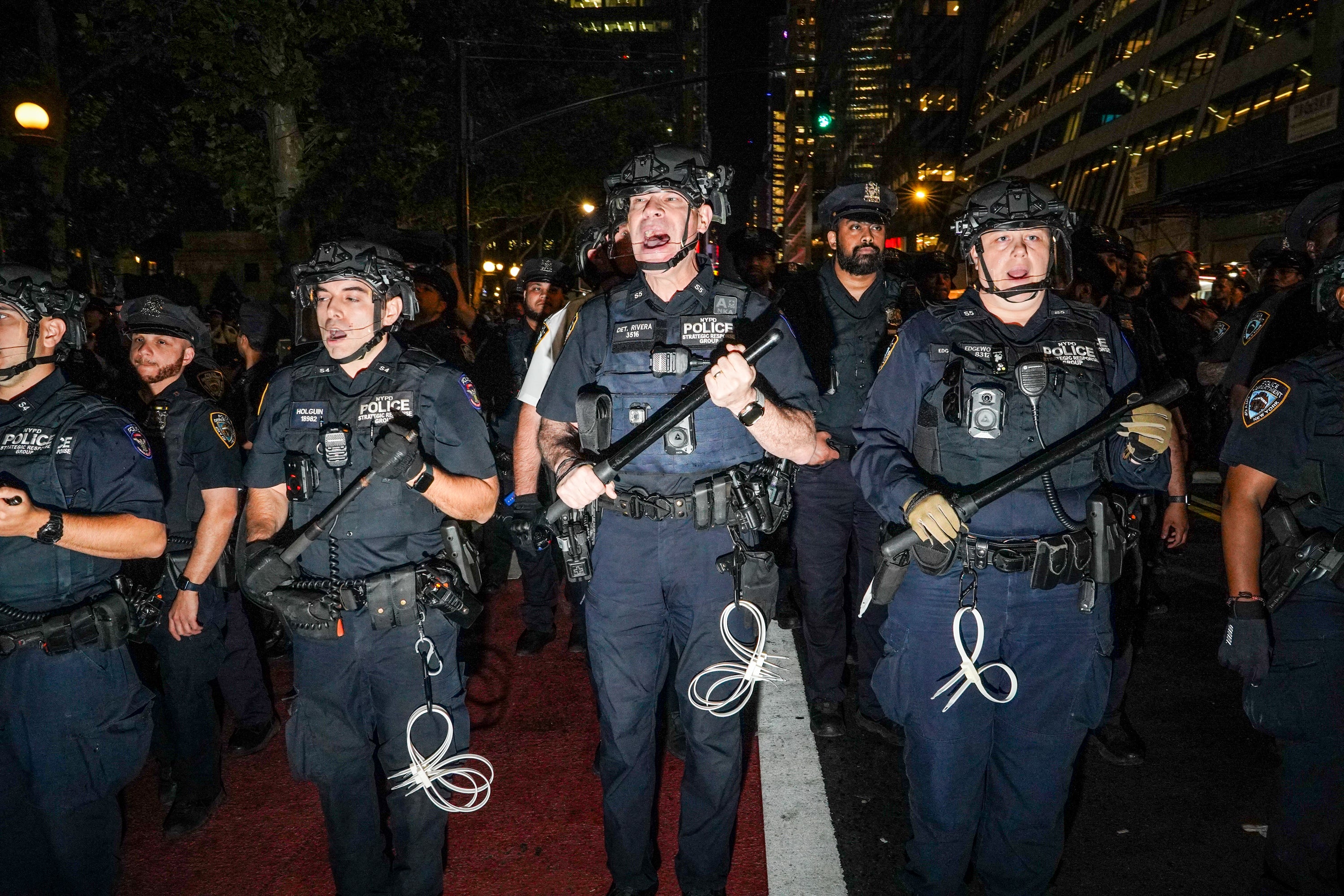 Policajci NYPD-a tjeraju navijače New York Knicksa izvan zabave u Bryant Parku za treću utakmicu NBA finala