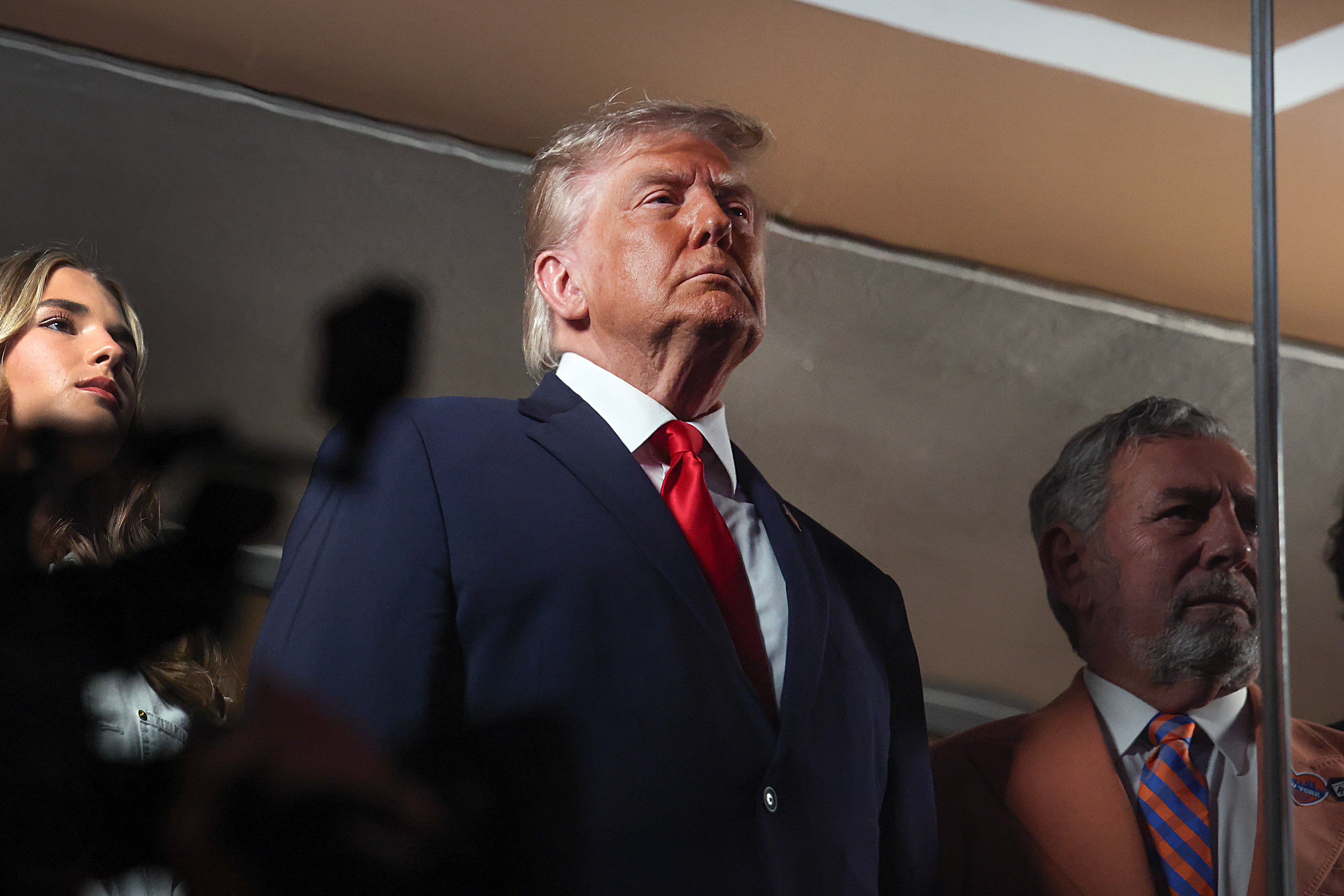 O presidente Trump foi vaiado depois de ser mostrado no Jumbotron no jogo das finais da NBA entre os Knicks e os Spurs