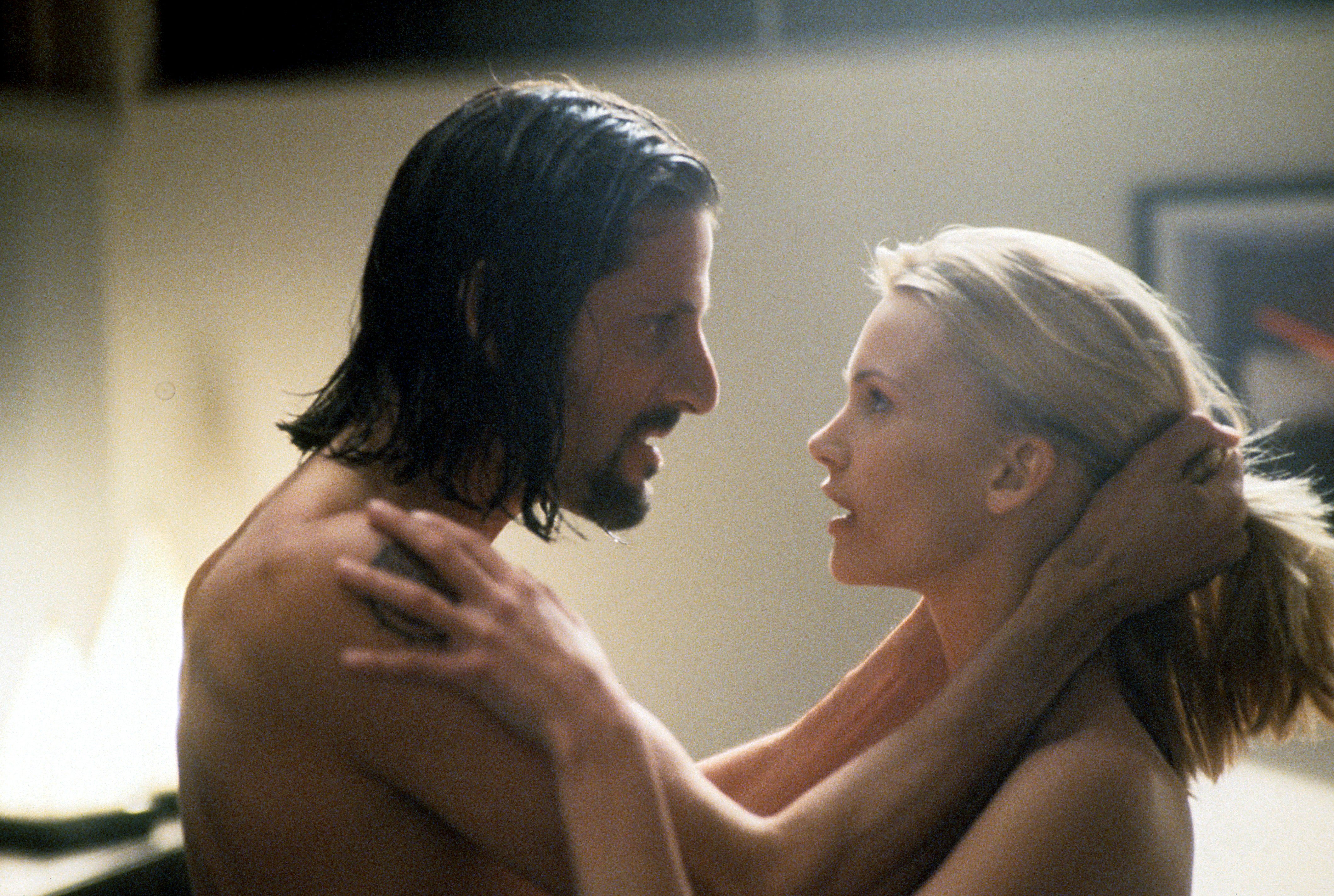 Anthony Guidera kuste Natasha Henstridge in de horror-sci-fi-film 'Species' uit 1995