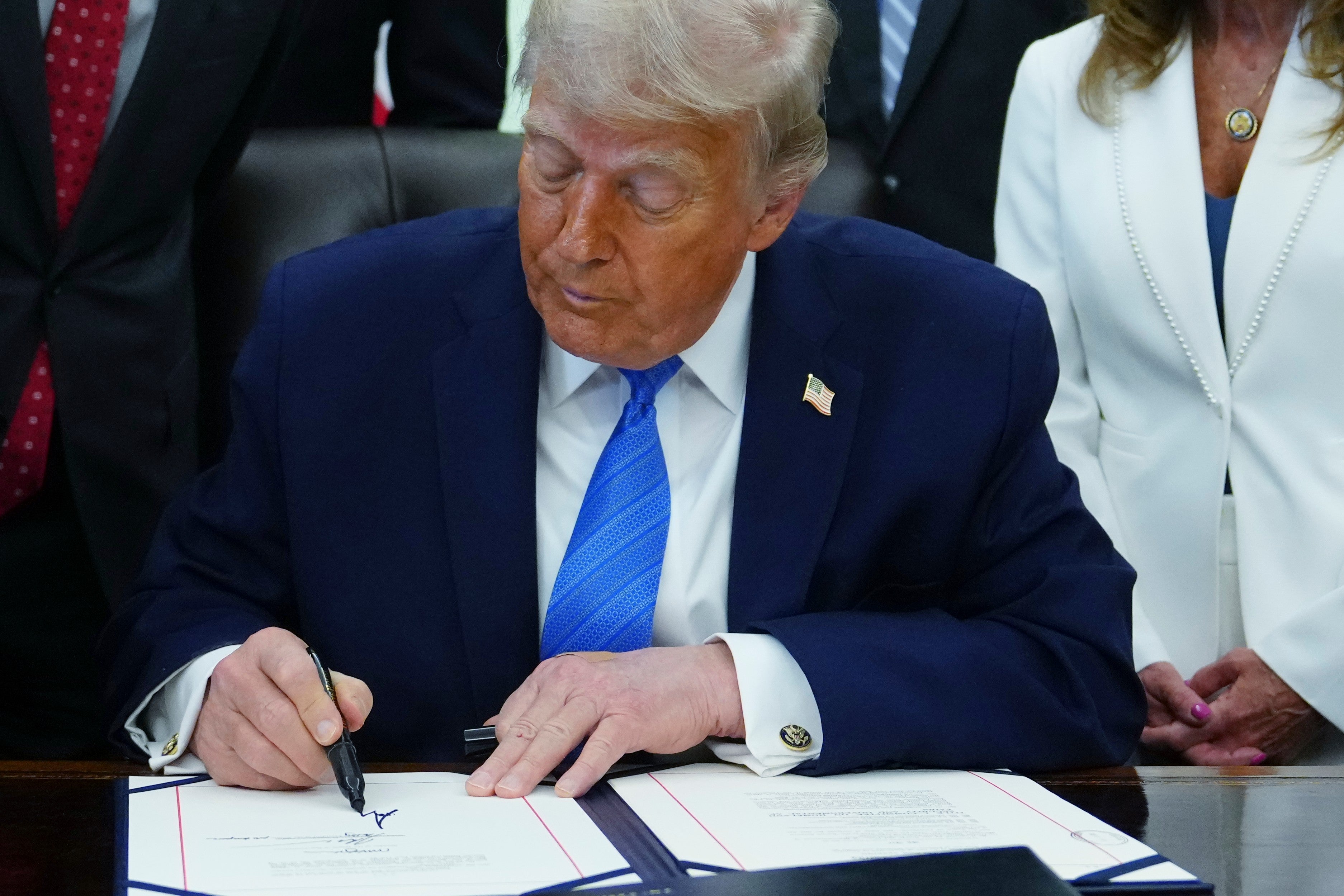 Predsjednik Donald Trump potpisuje zakon o financiranju imigracije nakon što je isprva zaboravio potpisati i otpustio novinare