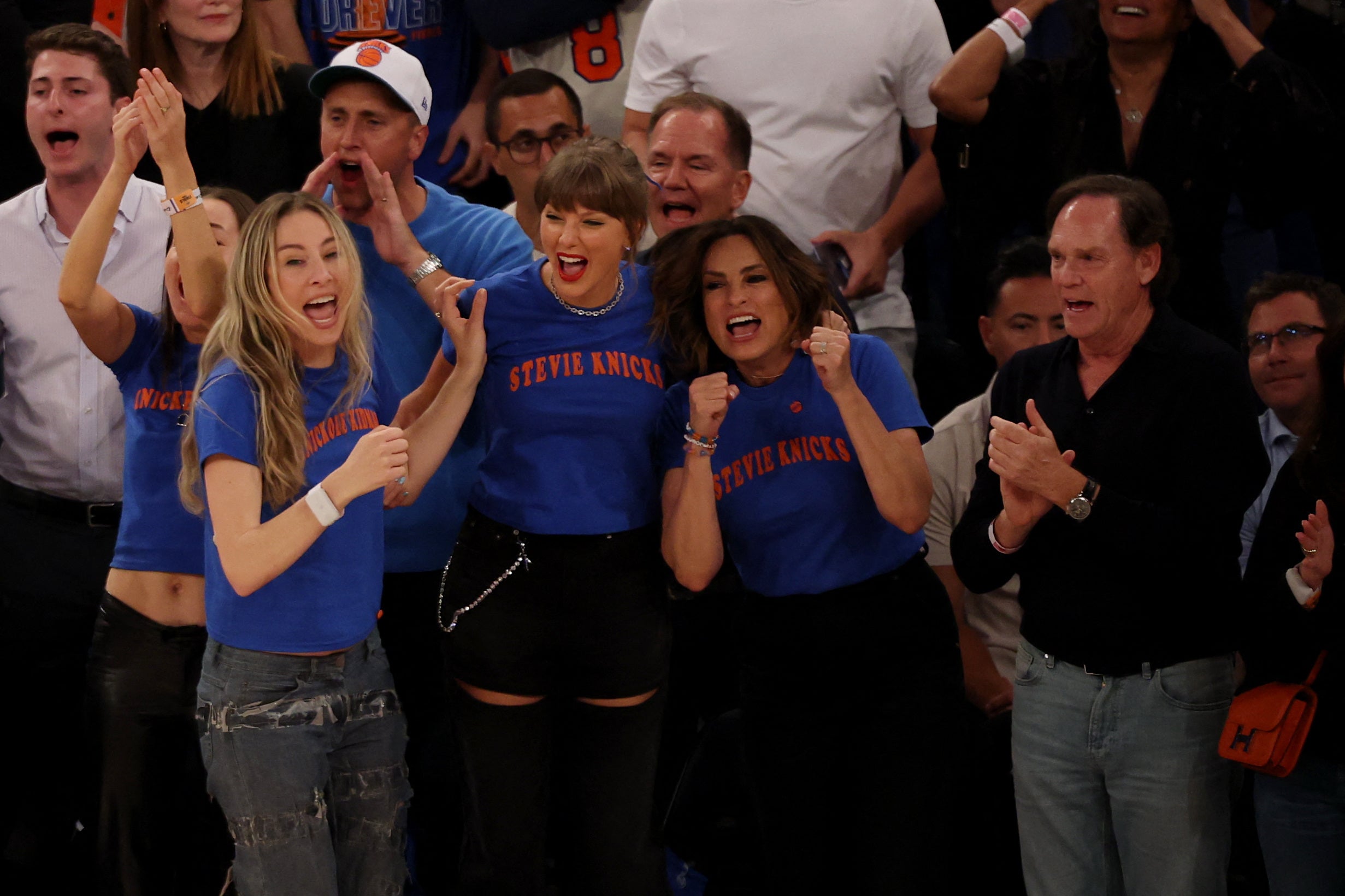 Swift compareceu ao jogo 4 das finais da NBA de 2026 com Alana e Este Haim e sentou-se com Mariska Hargitay