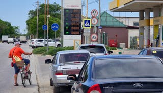 Automobili čekaju u redu za gorivo na benzinskoj postaji nakon što su lokalne vlasti ograničile prodaju benzina u crnomorskom ljetovalištu Jevpatoriji