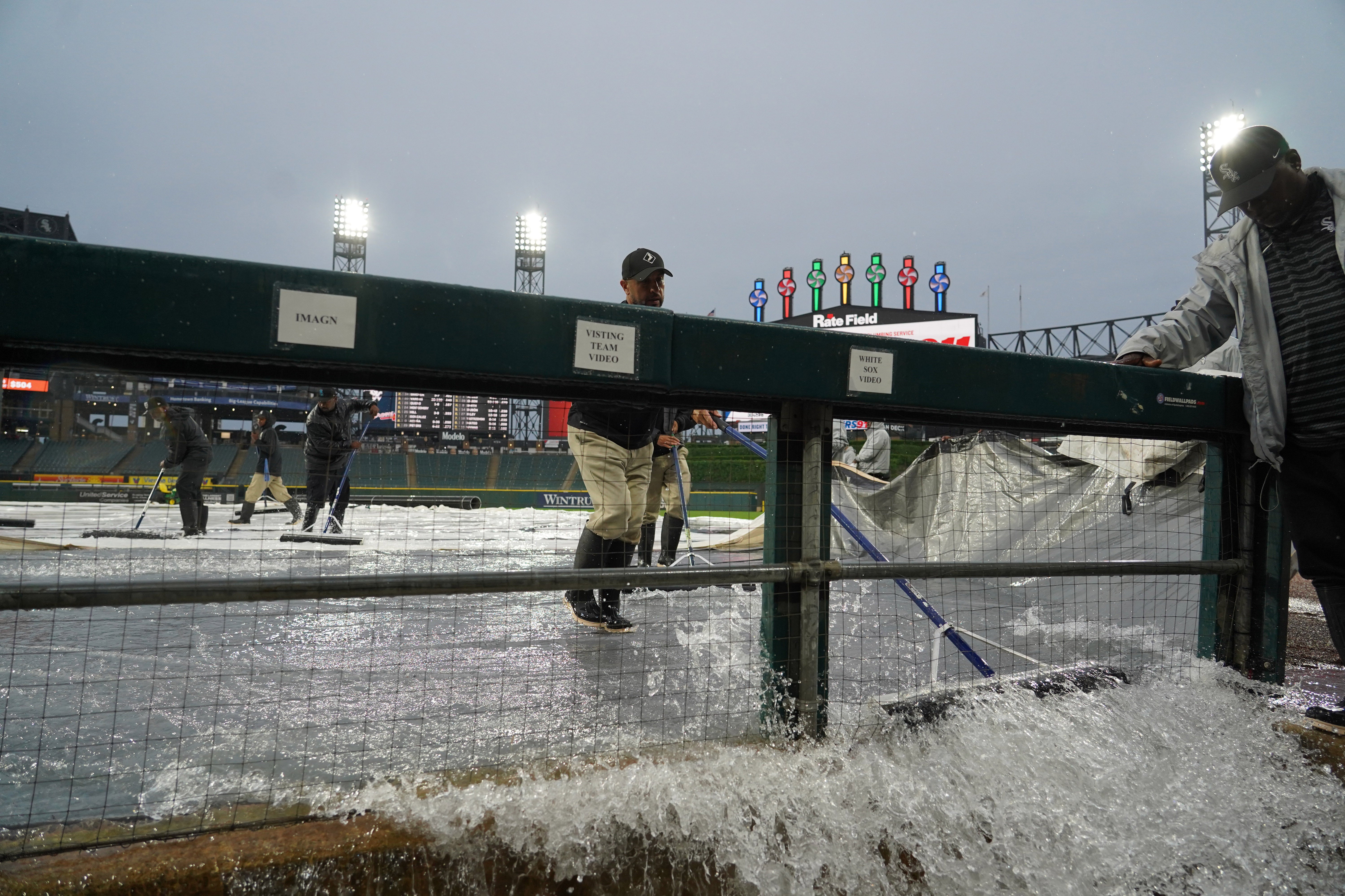 In Chicago, a bid finale betwixt nan White Sox and nan Atlanta Braves was postponed owed to rain